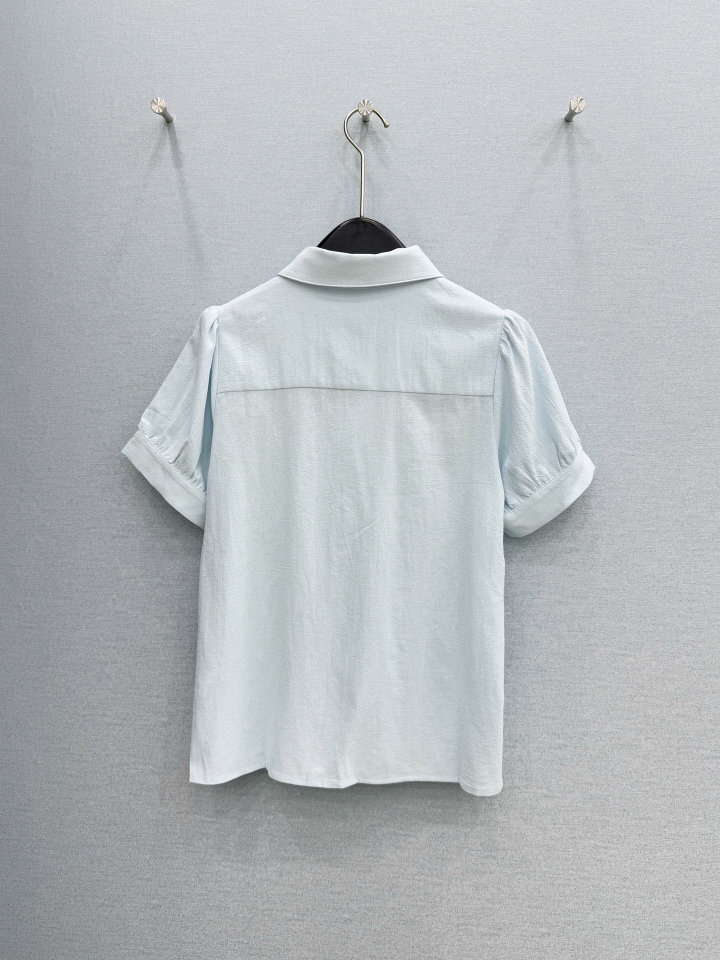 🛒𝐍𝐄𝐖 · 𝟐𝟎𝟐6/爆款现货原单品质 小众*｜2026新品翻领刺绣衬衫精致版型，高级肌理细腻 极简主