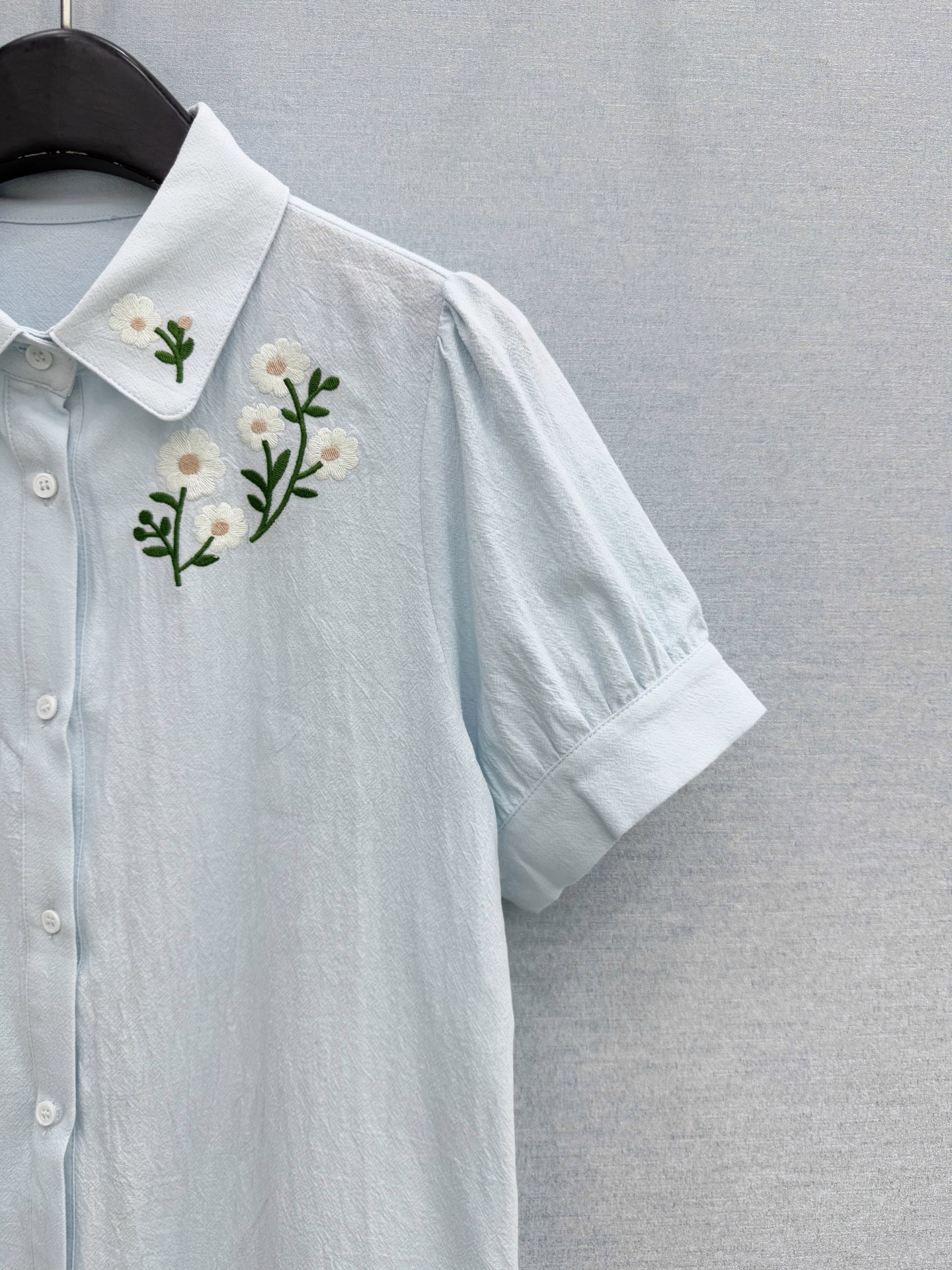 🛒𝐍𝐄𝐖 · 𝟐𝟎𝟐6/爆款现货原单品质 小众*｜2026新品翻领刺绣衬衫精致版型，高级肌理细腻 极简主