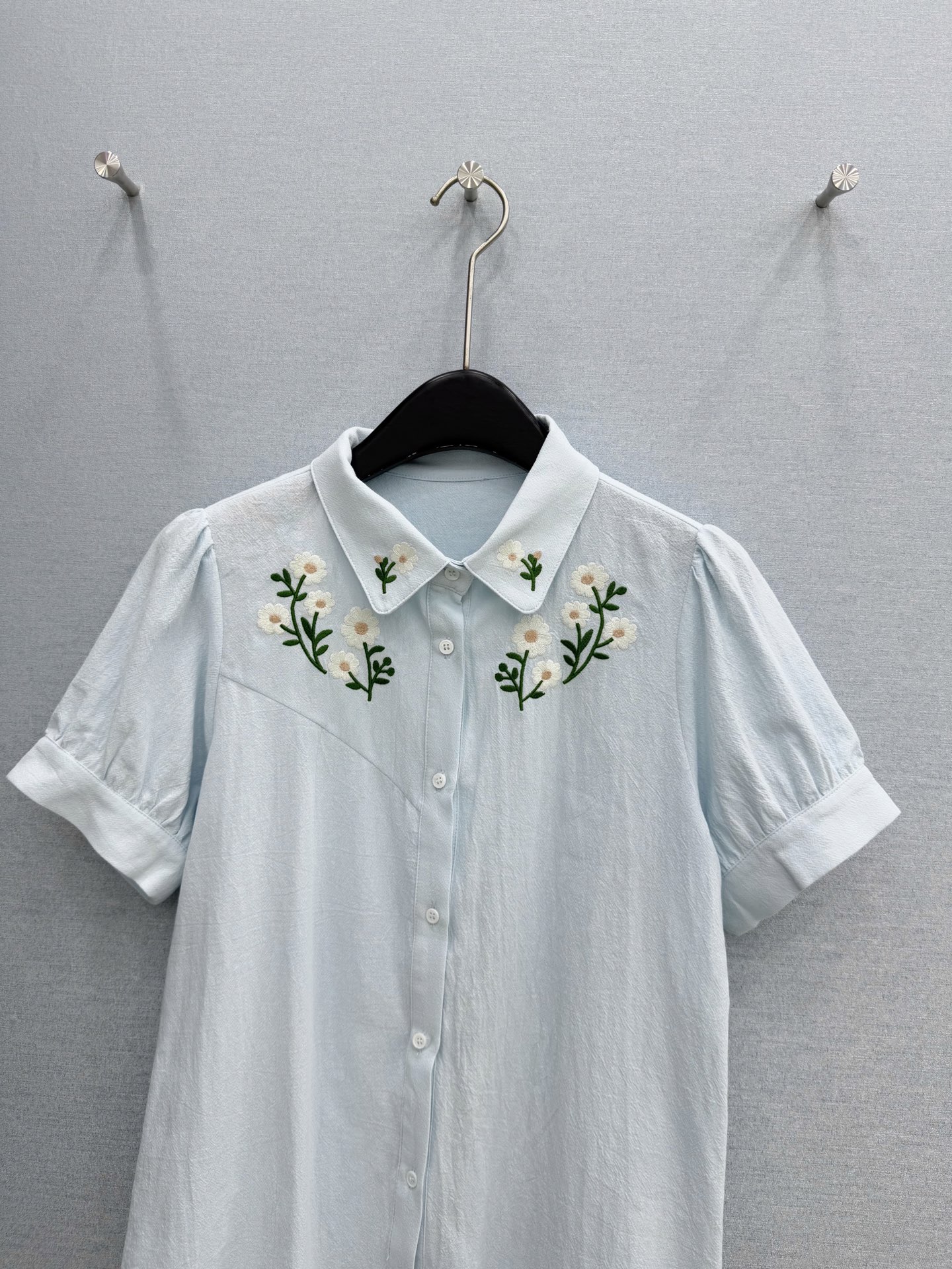 🛒𝐍𝐄𝐖 · 𝟐𝟎𝟐6/爆款现货原单品质 小众*｜2026新品翻领刺绣衬衫精致版型，高级肌理细腻 极简主
