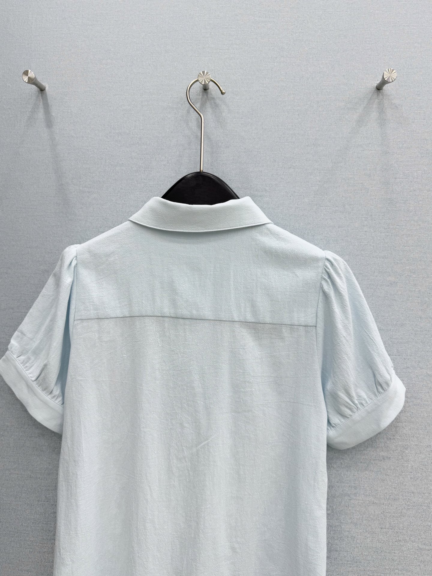 🛒𝐍𝐄𝐖 · 𝟐𝟎𝟐6/爆款现货原单品质 小众*｜2026新品翻领刺绣衬衫精致版型，高级肌理细腻 极简主