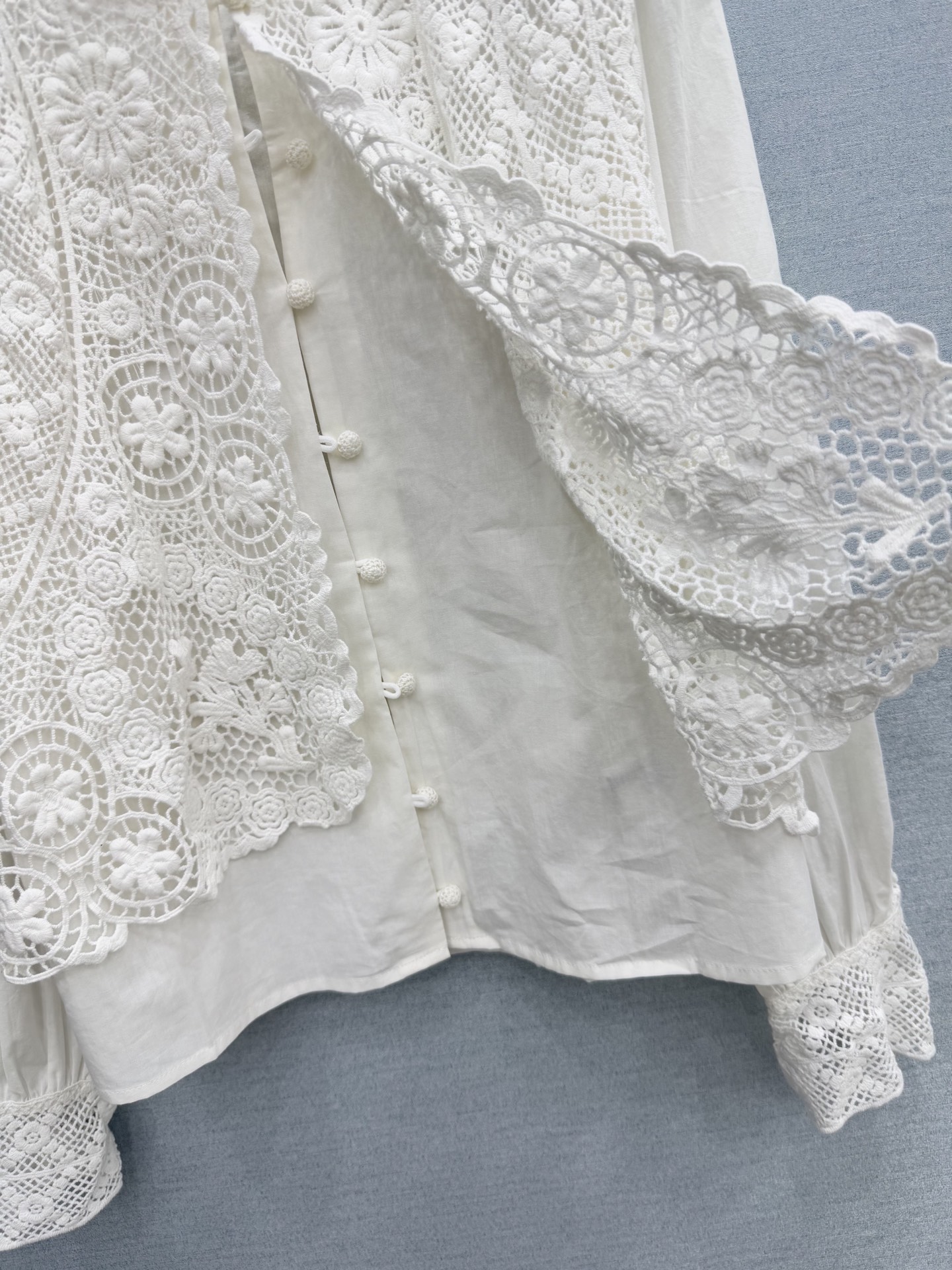 🛒𝐍𝐄𝐖 · 𝟐𝟎𝟐6/爆款现货原单品质 小众*｜2026新品水溶刺绣假两件套衬衫精致版型，高级肌理细腻