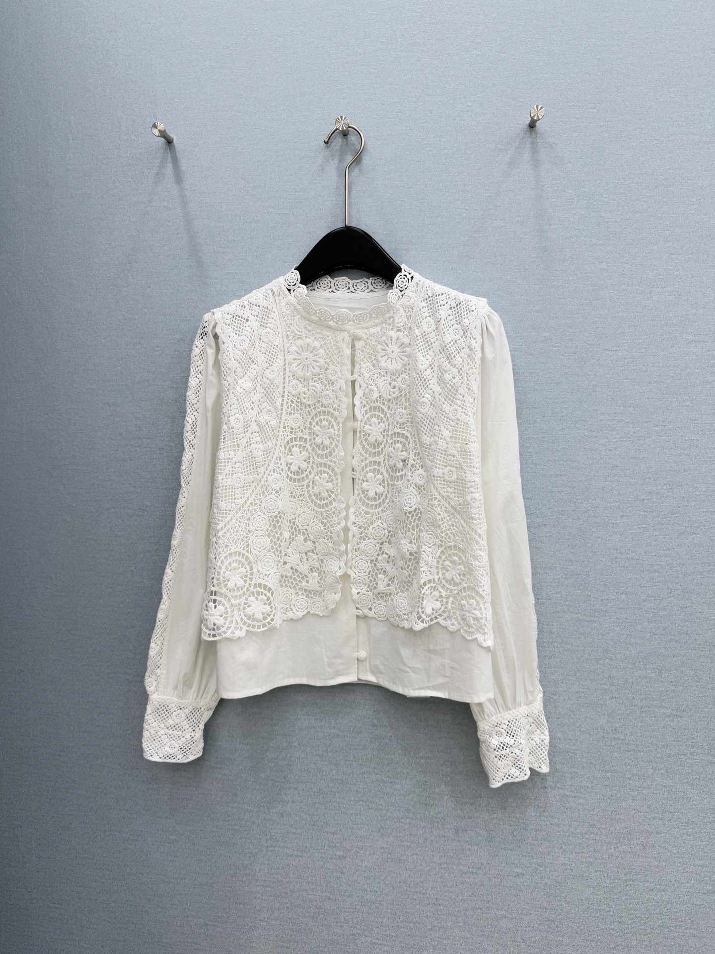 🛒𝐍𝐄𝐖 · 𝟐𝟎𝟐6/爆款现货原单品质 小众*｜2026新品水溶刺绣假两件套衬衫精致版型，高级肌理细腻