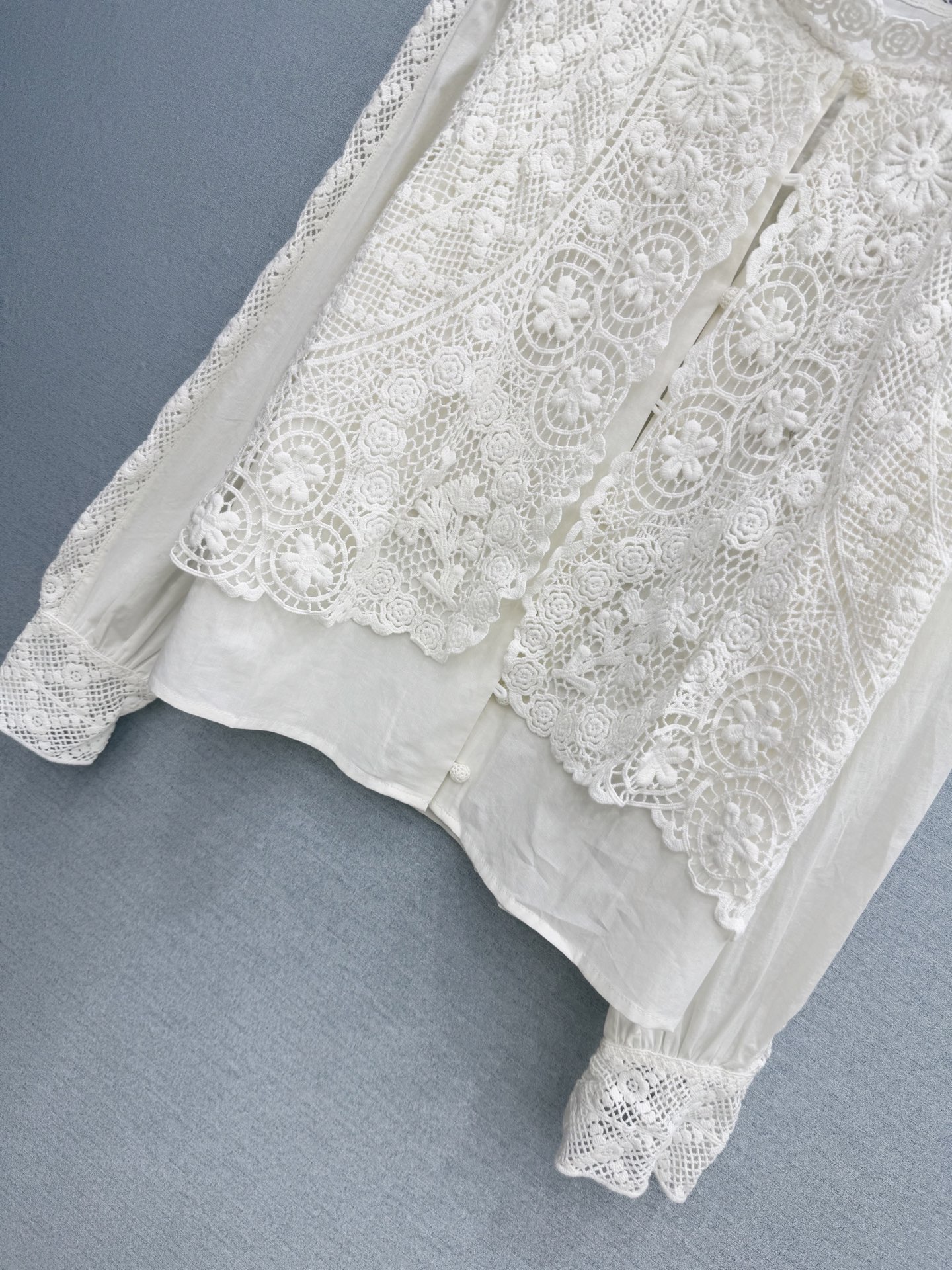 🛒𝐍𝐄𝐖 · 𝟐𝟎𝟐6/爆款现货原单品质 小众*｜2026新品水溶刺绣假两件套衬衫精致版型，高级肌理细腻