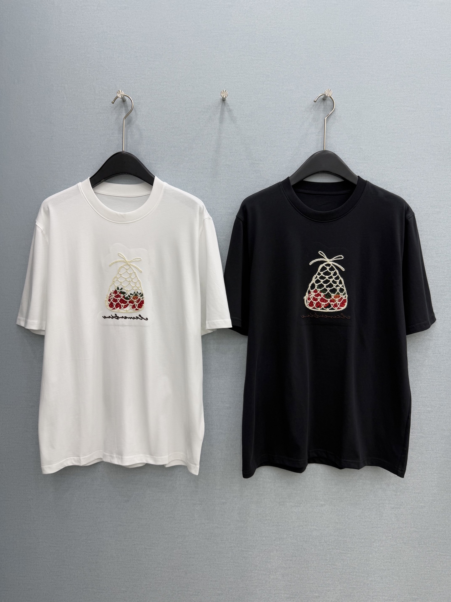 🛒𝐍𝐄𝐖 · 𝟐𝟎𝟐6/爆款现货原创 设计师｜26经典立体盘花刺绣T恤宽松慵懒版型 真的泰酷辣！最新系列
