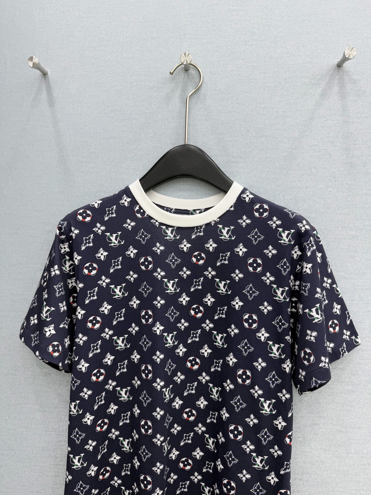 🛒𝐍𝐄𝐖 · 𝟐𝟎𝟐6/爆款现货【春夏上新】 Lou* V｜2026新款印花T恤高订面料，百搭版型 ，上
