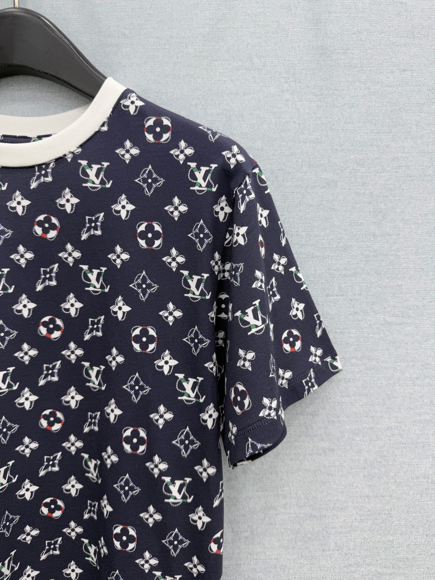 🛒𝐍𝐄𝐖 · 𝟐𝟎𝟐6/爆款现货【春夏上新】 Lou* V｜2026新款印花T恤高订面料，百搭版型 ，上