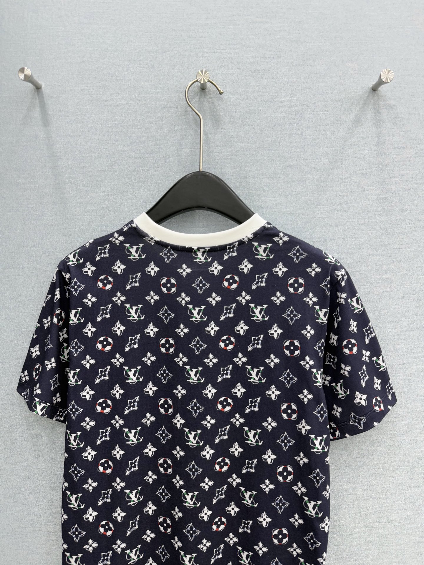 🛒𝐍𝐄𝐖 · 𝟐𝟎𝟐6/爆款现货【春夏上新】 Lou* V｜2026新款印花T恤高订面料，百搭版型 ，上