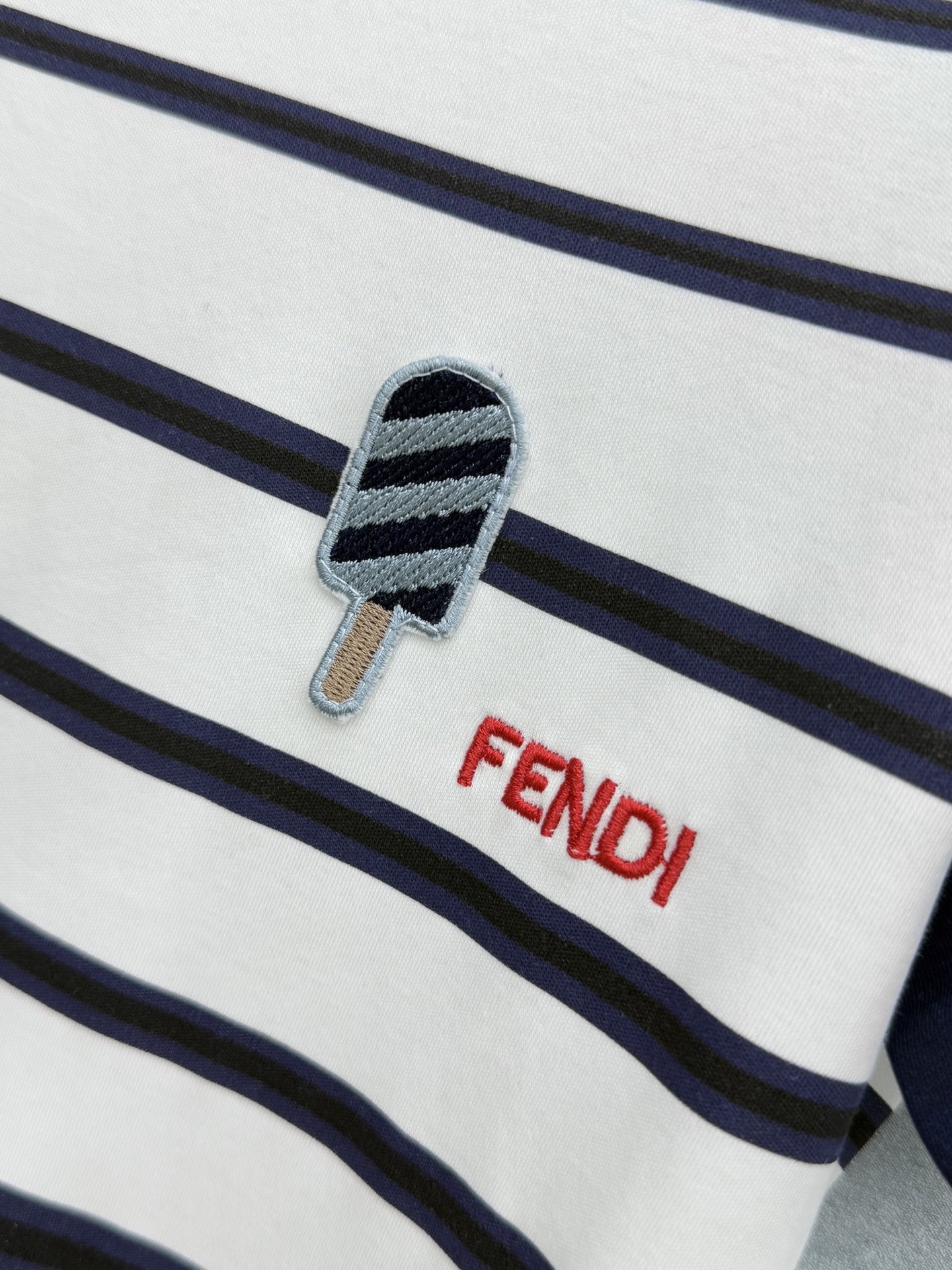 🛒𝐍𝐄𝐖 · 𝟐𝟎𝟐6/爆款现货【春夏上新】 Fen*｜2026新款刺绣T恤高订面料，小短版型 ，上身的