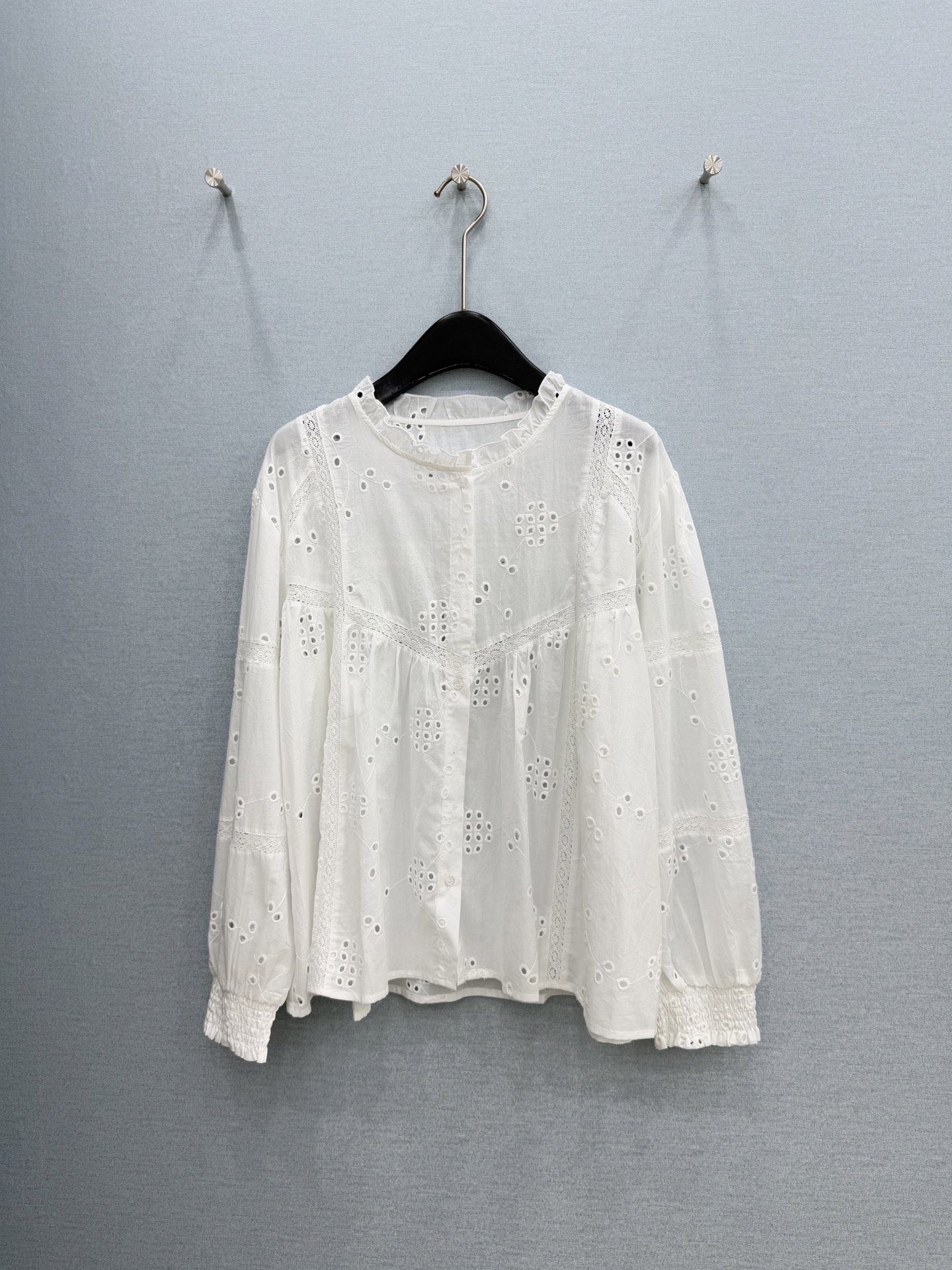 🛒𝐍𝐄𝐖 · 𝟐𝟎𝟐6/爆款现货原单品质 小众*｜2026新品花边袖洞洞刺绣衬衫精致版型，高级肌理细腻 