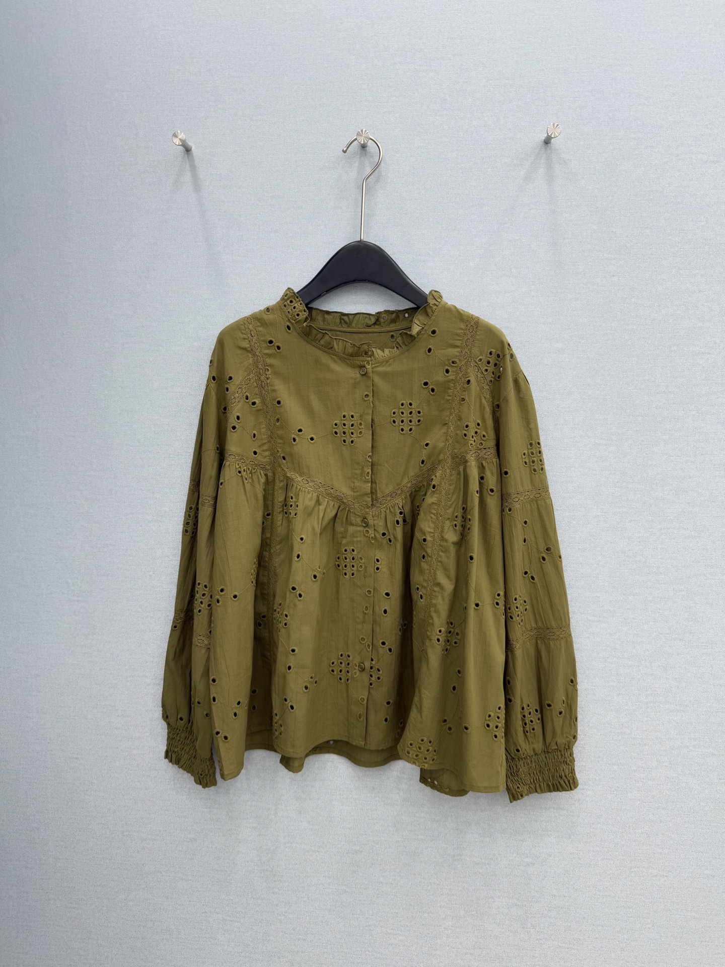 🛒𝐍𝐄𝐖 · 𝟐𝟎𝟐6/爆款现货原单品质 小众*｜2026新品花边袖洞洞刺绣衬衫精致版型，高级肌理细腻 