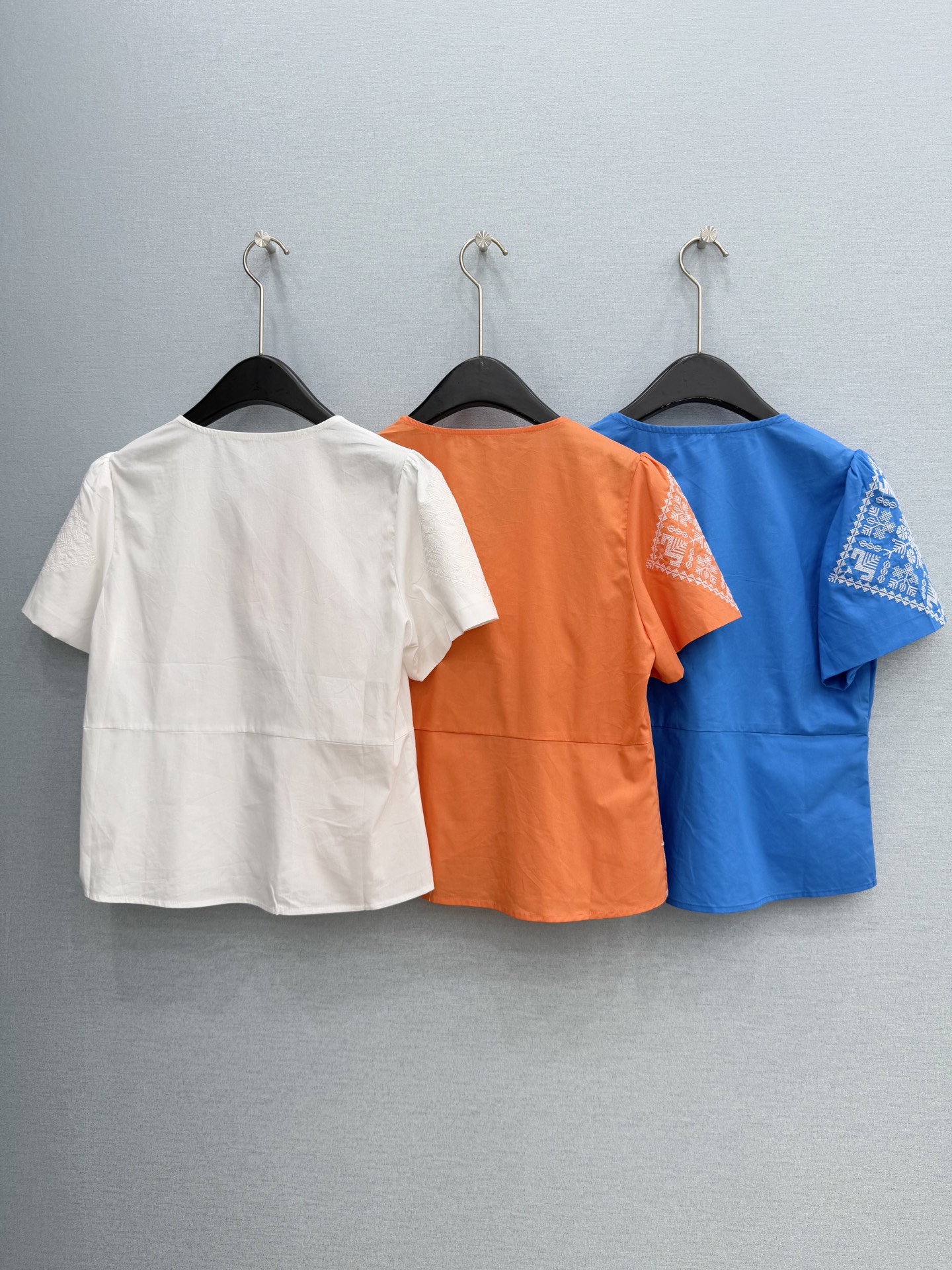 🛒𝐍𝐄𝐖 · 𝟐𝟎𝟐6/爆款现货原单品质 小众*｜2026新品V领刺绣衬衫精致版型，高级肌理细腻 极简主