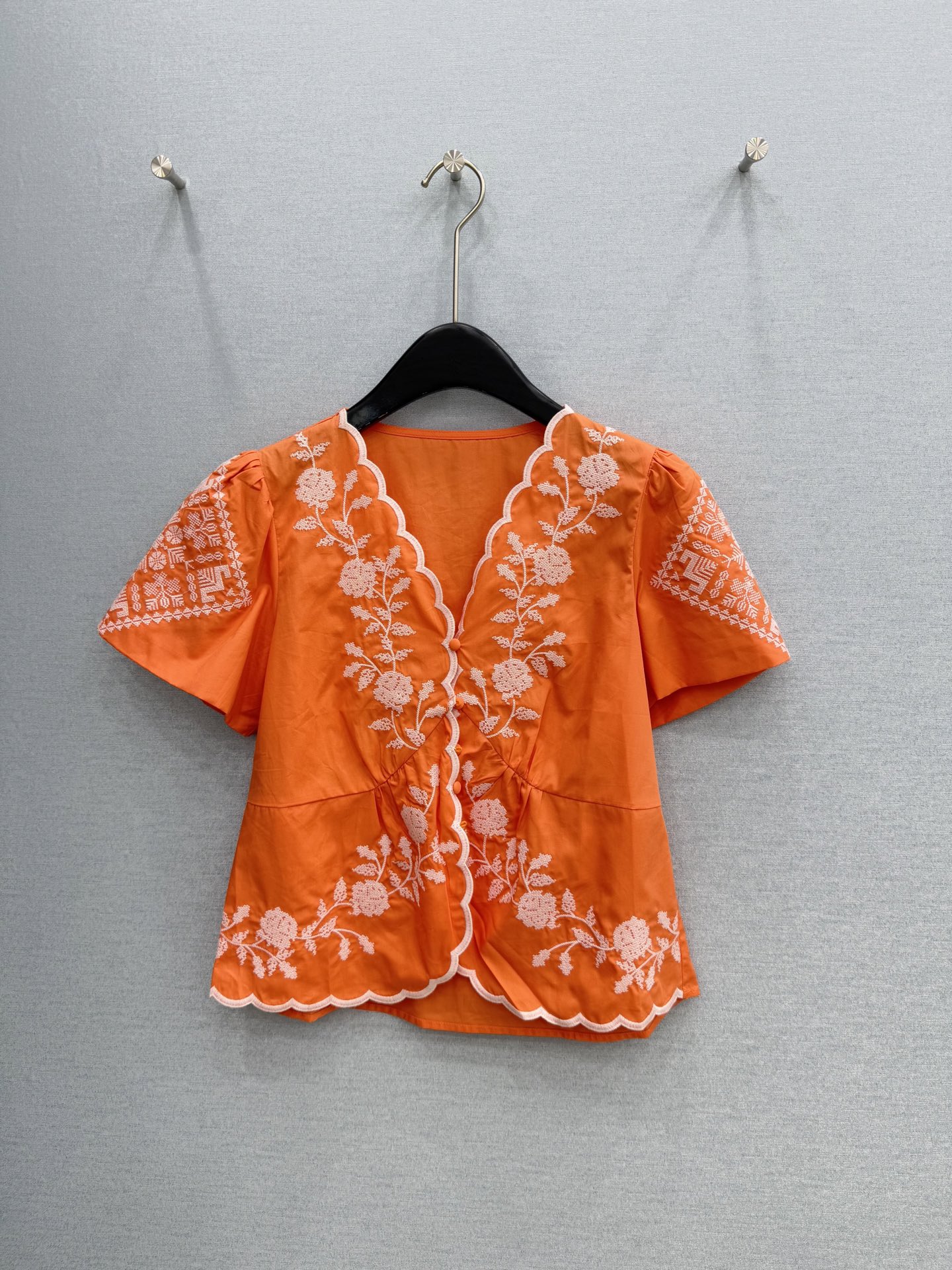 🛒𝐍𝐄𝐖 · 𝟐𝟎𝟐6/爆款现货原单品质 小众*｜2026新品V领刺绣衬衫精致版型，高级肌理细腻 极简主