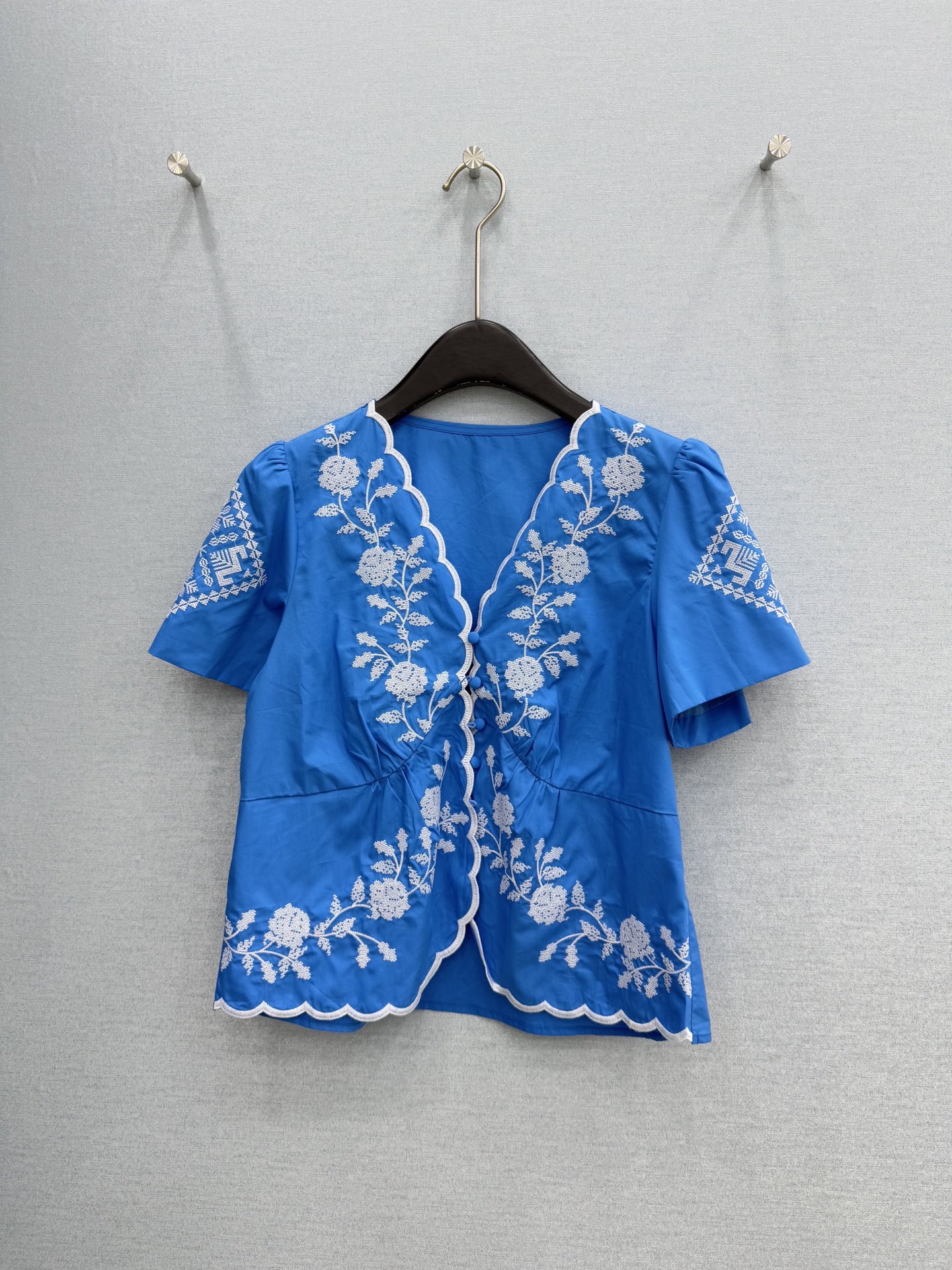 🛒𝐍𝐄𝐖 · 𝟐𝟎𝟐6/爆款现货原单品质 小众*｜2026新品V领刺绣衬衫精致版型，高级肌理细腻 极简主