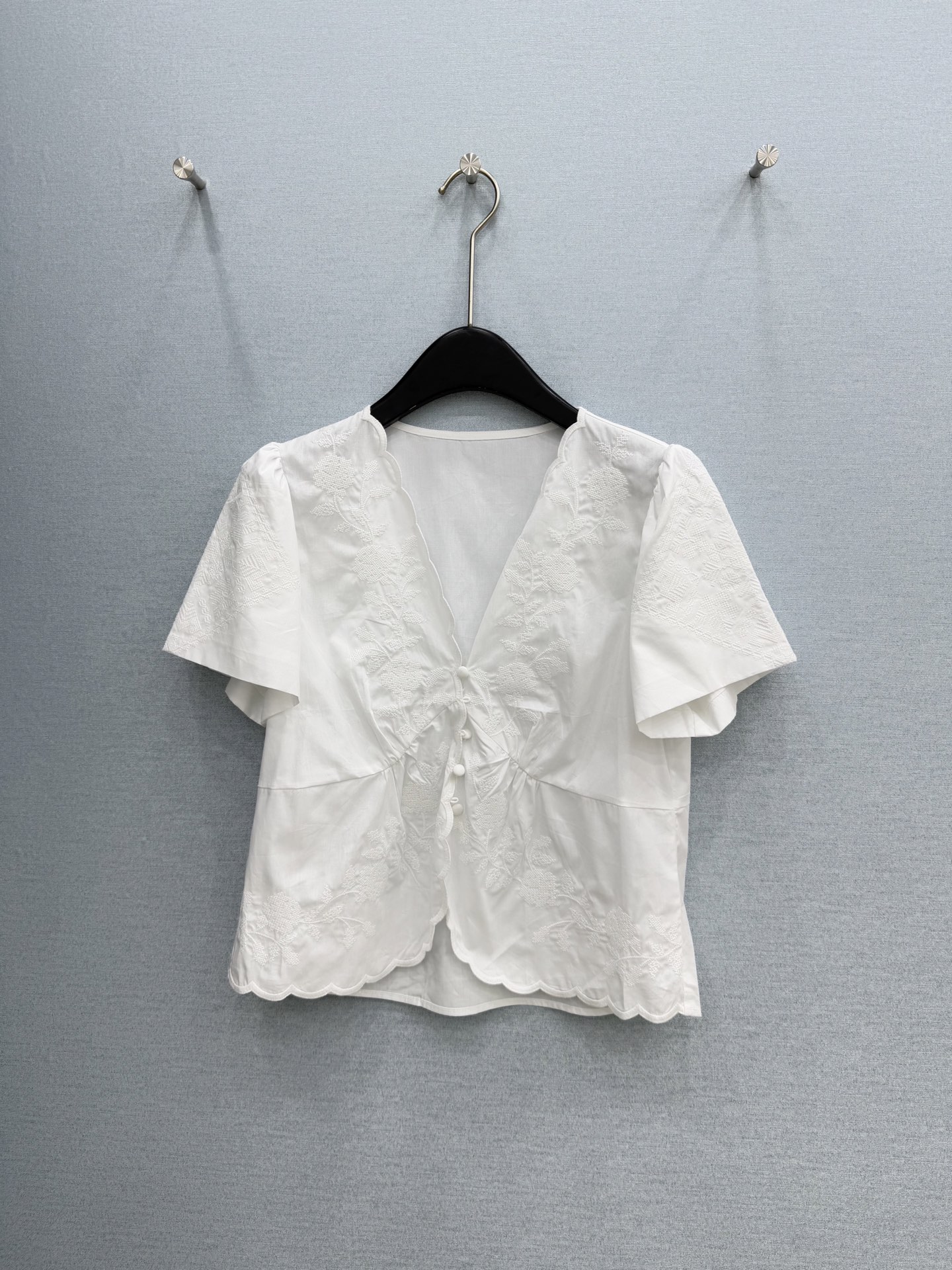 🛒𝐍𝐄𝐖 · 𝟐𝟎𝟐6/爆款现货原单品质 小众*｜2026新品V领刺绣衬衫精致版型，高级肌理细腻 极简主
