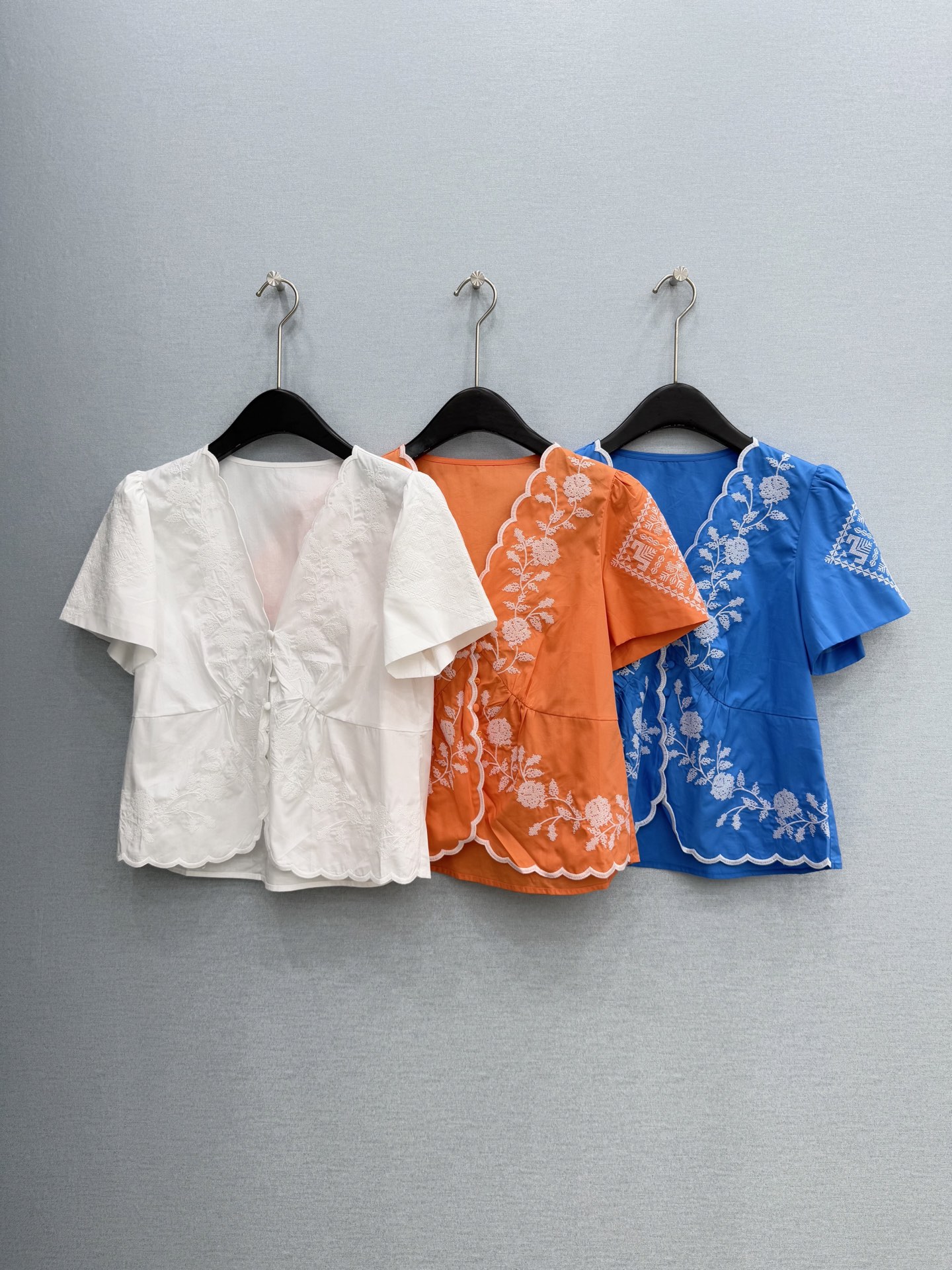 🛒𝐍𝐄𝐖 · 𝟐𝟎𝟐6/爆款现货原单品质 小众*｜2026新品V领刺绣衬衫精致版型，高级肌理细腻 极简主