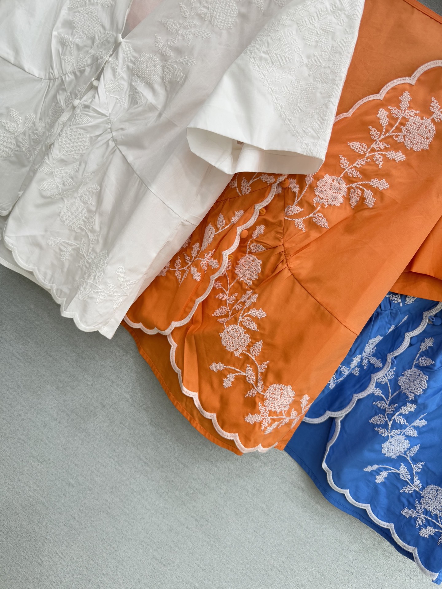 🛒𝐍𝐄𝐖 · 𝟐𝟎𝟐6/爆款现货原单品质 小众*｜2026新品V领刺绣衬衫精致版型，高级肌理细腻 极简主