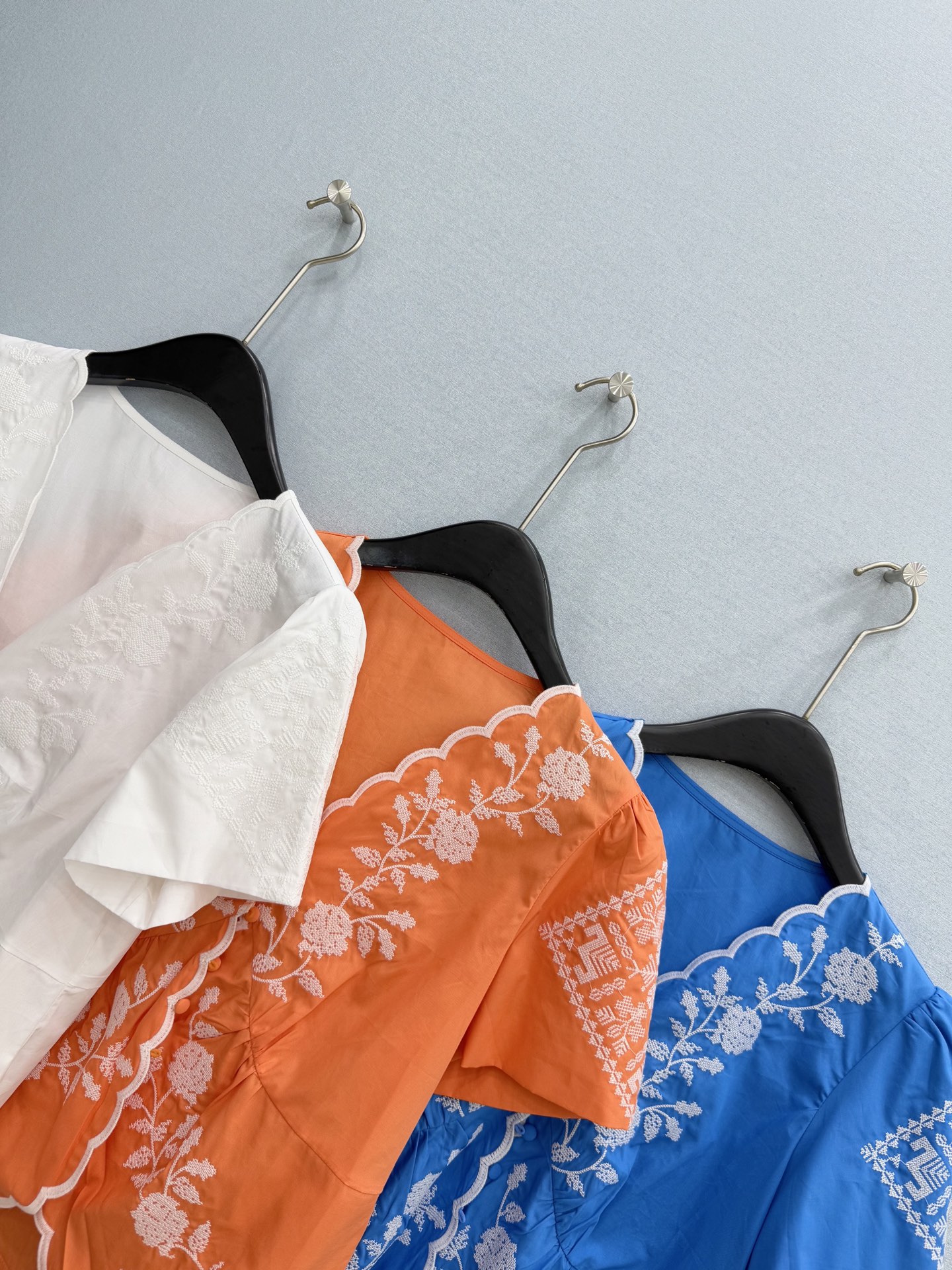 🛒𝐍𝐄𝐖 · 𝟐𝟎𝟐6/爆款现货原单品质 小众*｜2026新品V领刺绣衬衫精致版型，高级肌理细腻 极简主