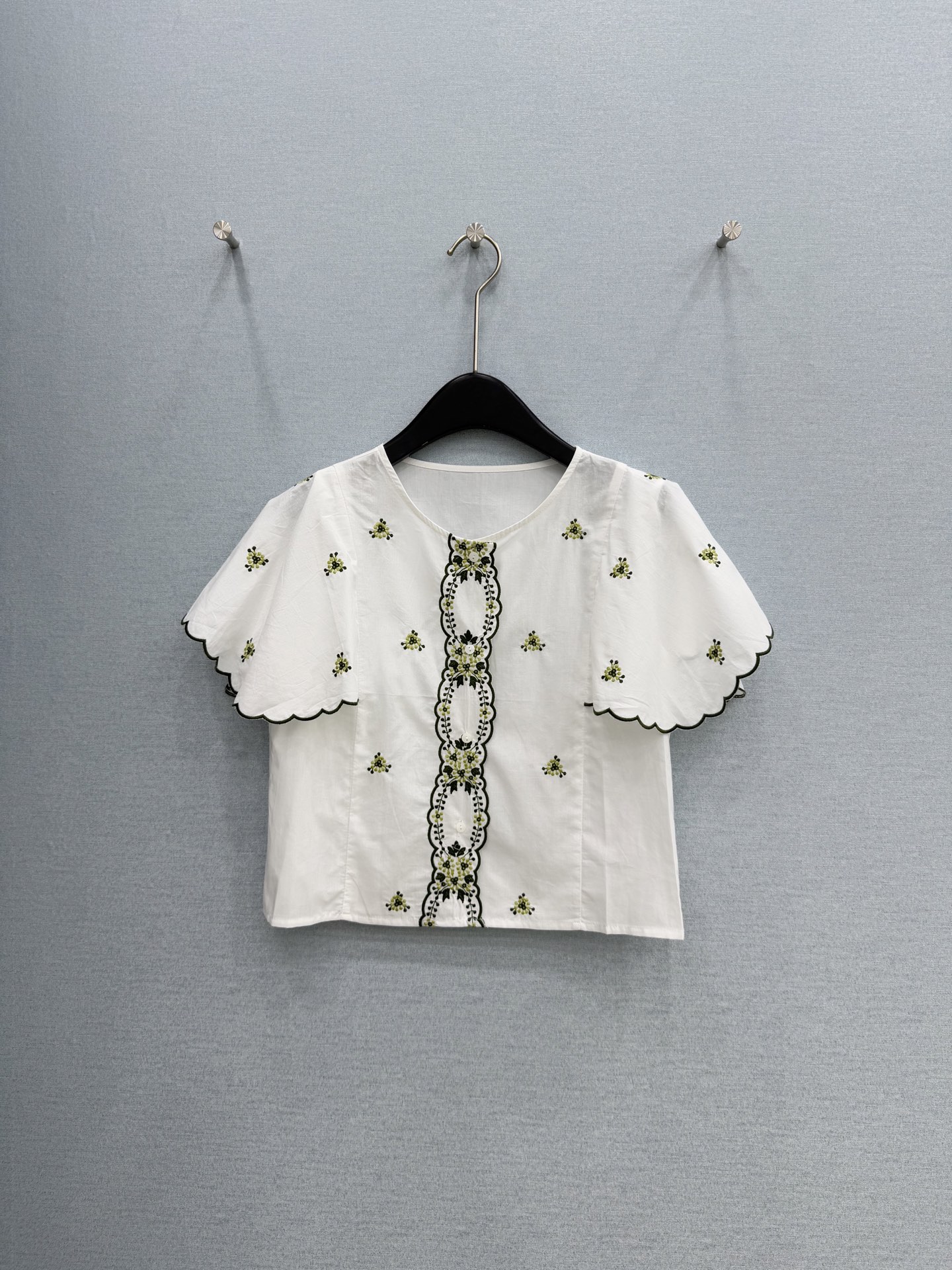 🛒𝐍𝐄𝐖 · 𝟐𝟎𝟐6/爆款现货原单品质 小众*｜2026新品荷叶边小飞袖刺绣衬衫精致版型，高级肌理细腻