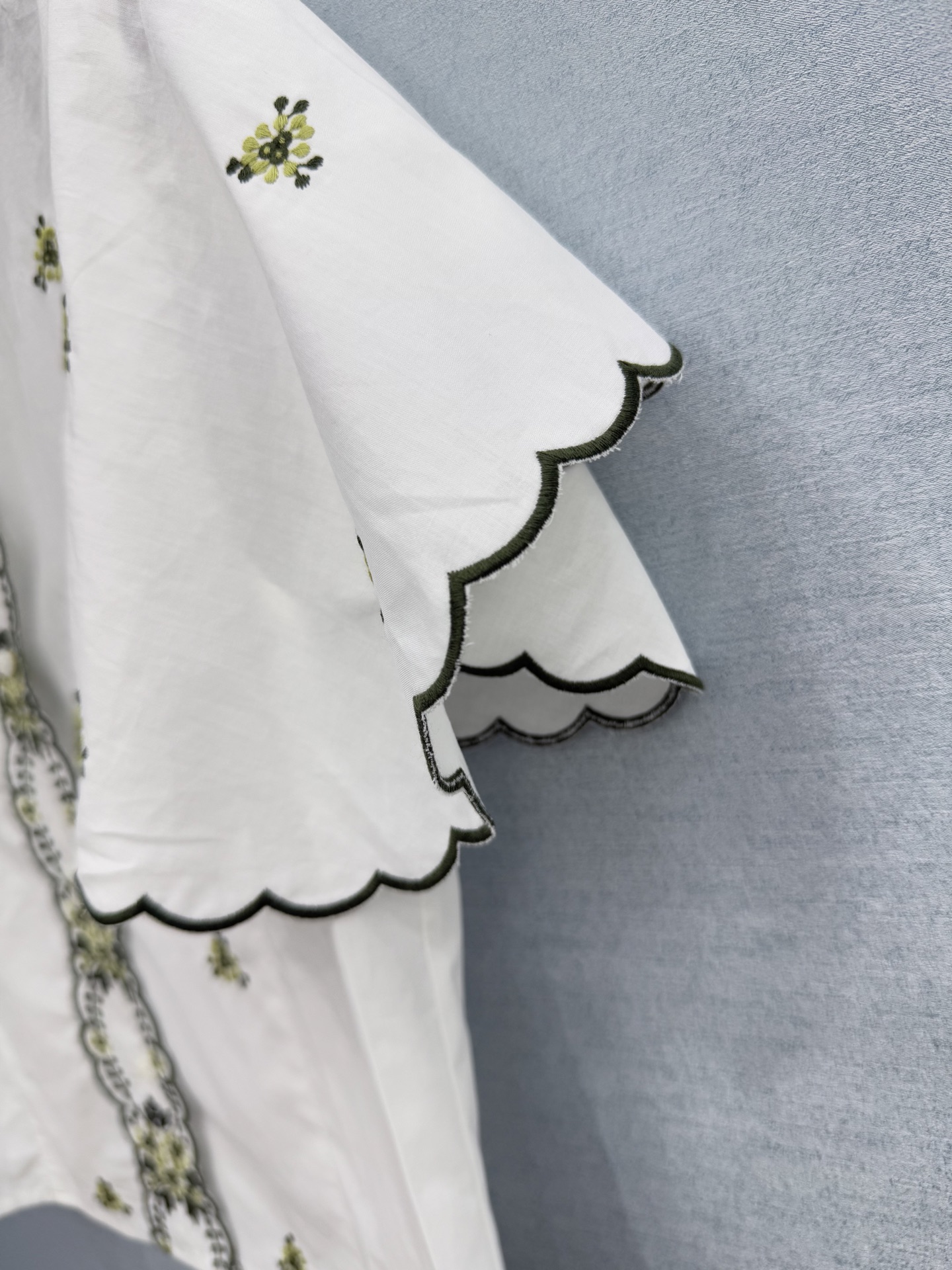 🛒𝐍𝐄𝐖 · 𝟐𝟎𝟐6/爆款现货原单品质 小众*｜2026新品荷叶边小飞袖刺绣衬衫精致版型，高级肌理细腻