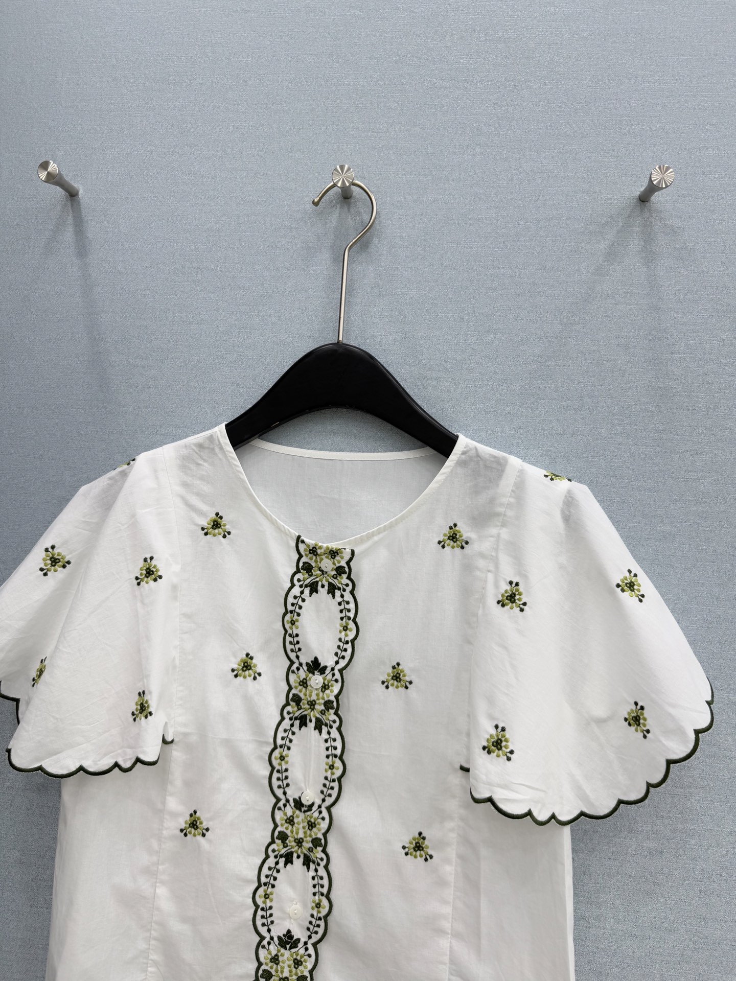 🛒𝐍𝐄𝐖 · 𝟐𝟎𝟐6/爆款现货原单品质 小众*｜2026新品荷叶边小飞袖刺绣衬衫精致版型，高级肌理细腻