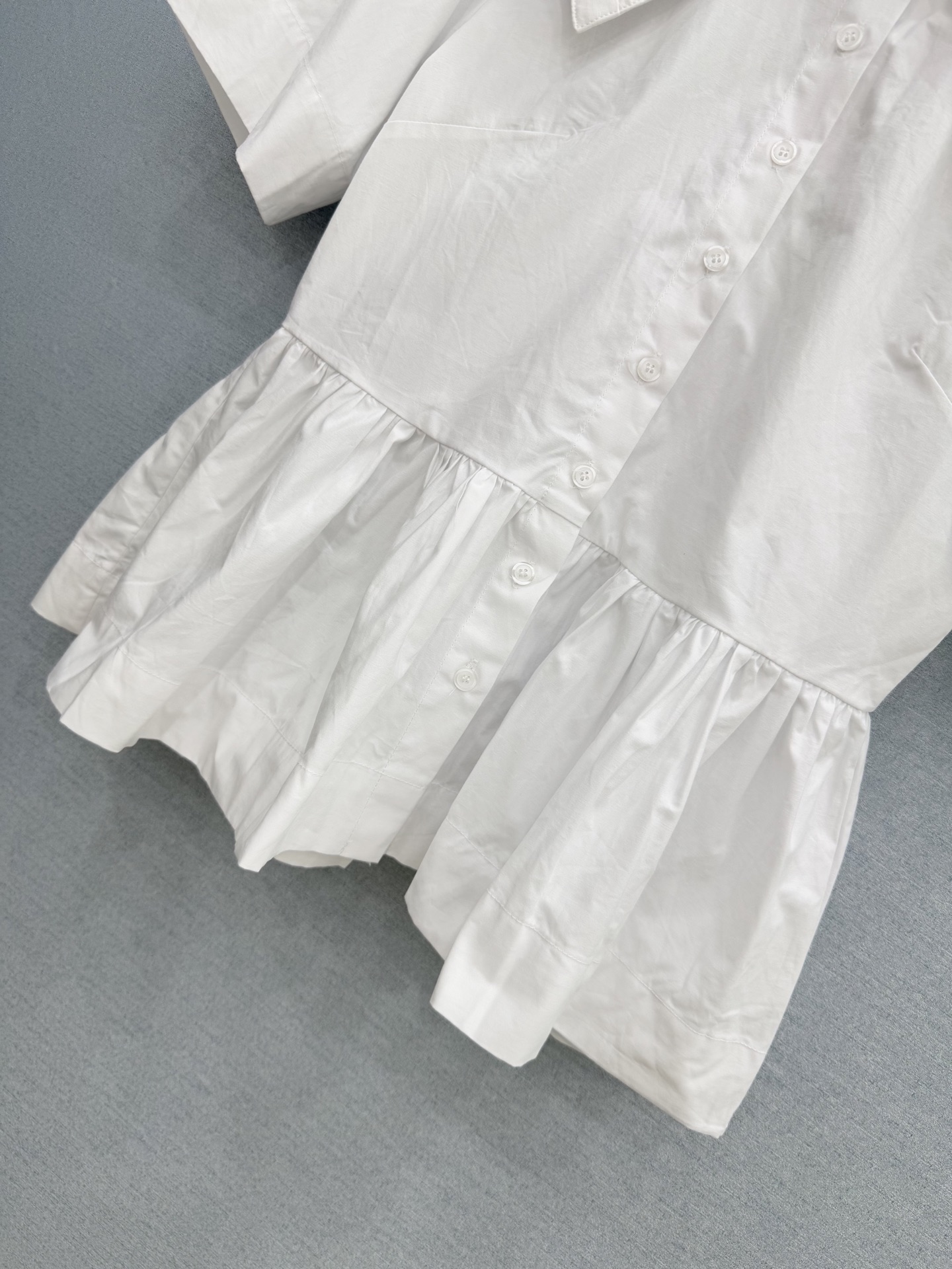 🛒𝐍𝐄𝐖 · 𝟐𝟎𝟐6/爆款现货原单品质 小众*｜2026新品短袖法式衬衫大翻领圆扣设计 高级肌理细腻 