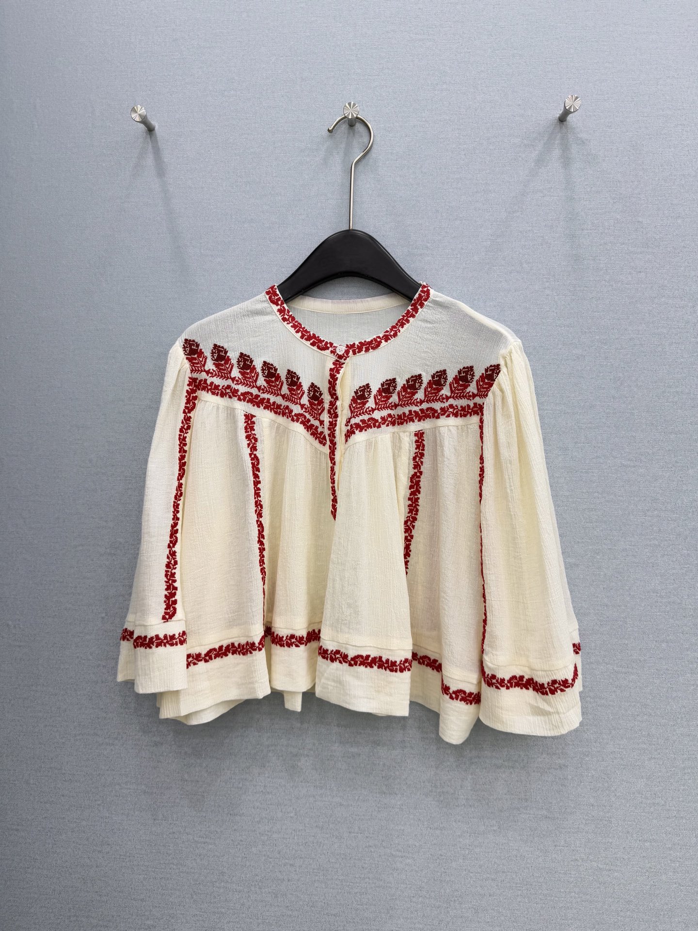 🛒𝐍𝐄𝐖 · 𝟐𝟎𝟐6/爆款现货原单品质 小众*｜2026新品名族风刺绣衬衫精致版型，高级肌理细腻 极简