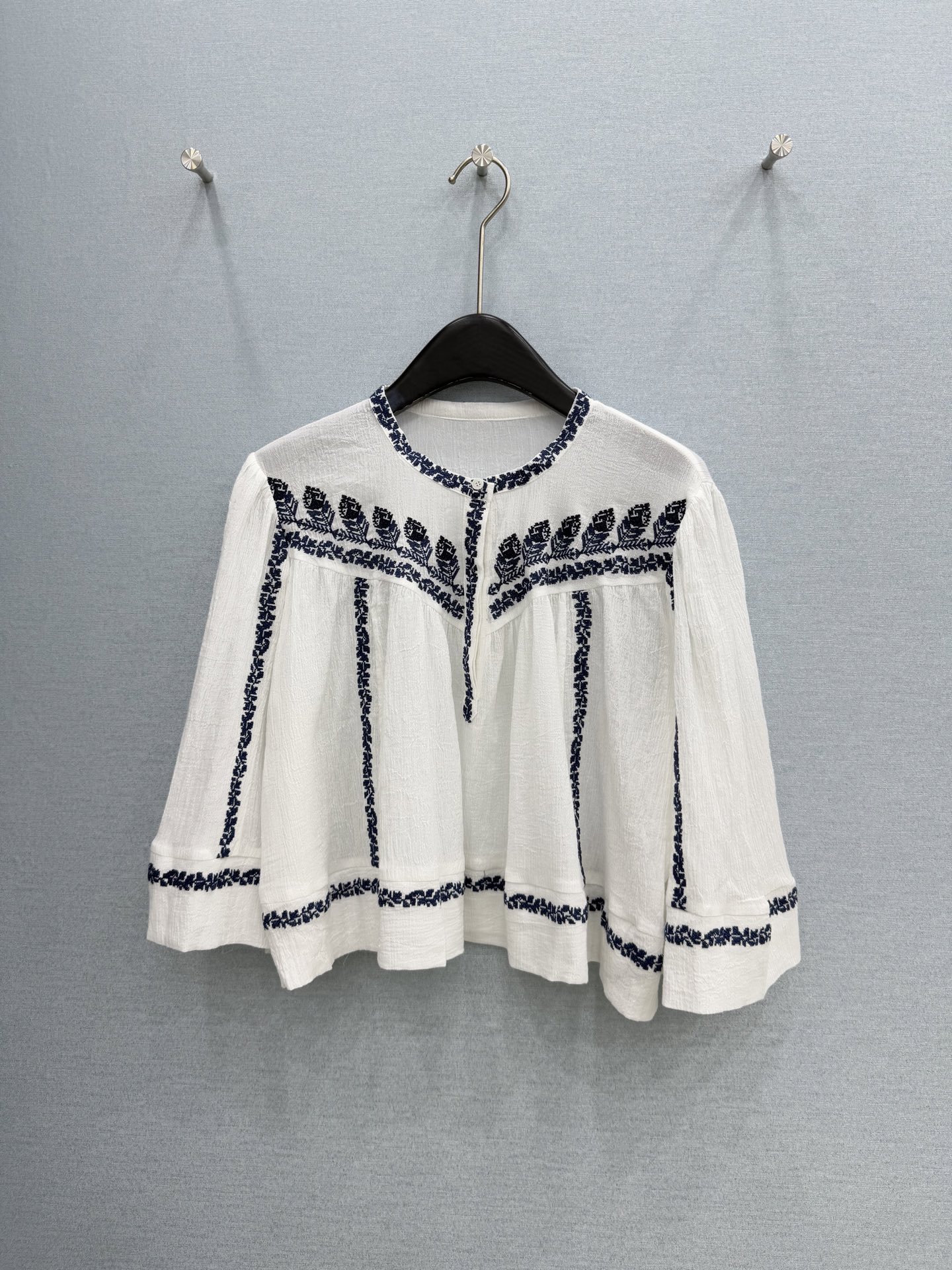 🛒𝐍𝐄𝐖 · 𝟐𝟎𝟐6/爆款现货原单品质 小众*｜2026新品名族风刺绣衬衫精致版型，高级肌理细腻 极简