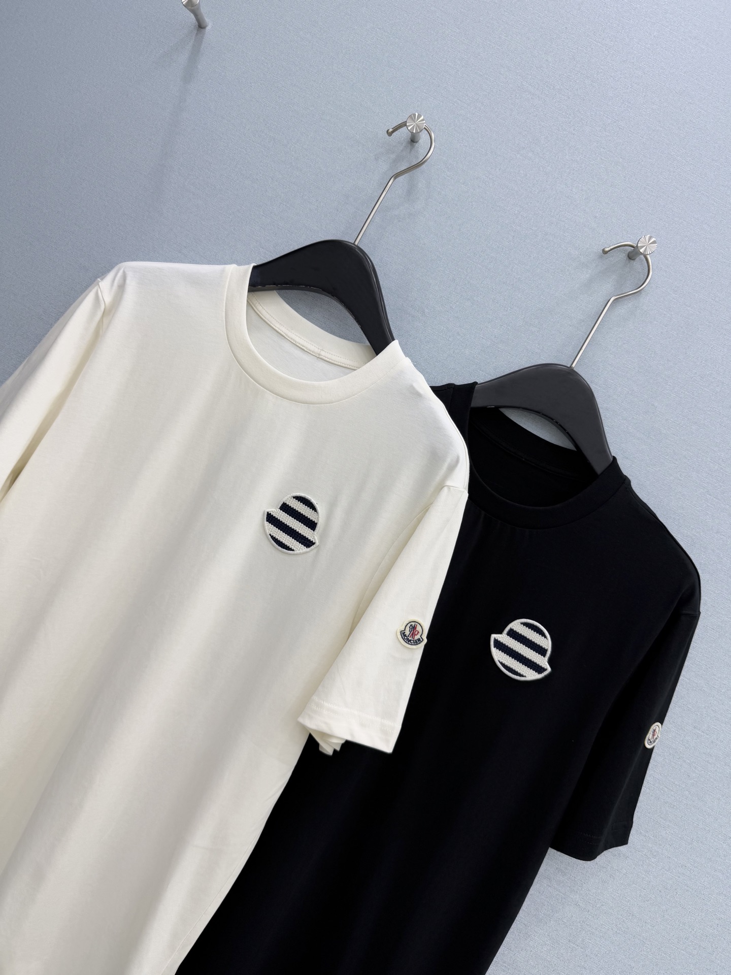 🛒𝐍𝐄𝐖 · 𝟐𝟎𝟐6/爆款现货原单品质 Mon*｜精致贴标刺绣短袖T恤高订面料 亲肤透气舒适标志性字母