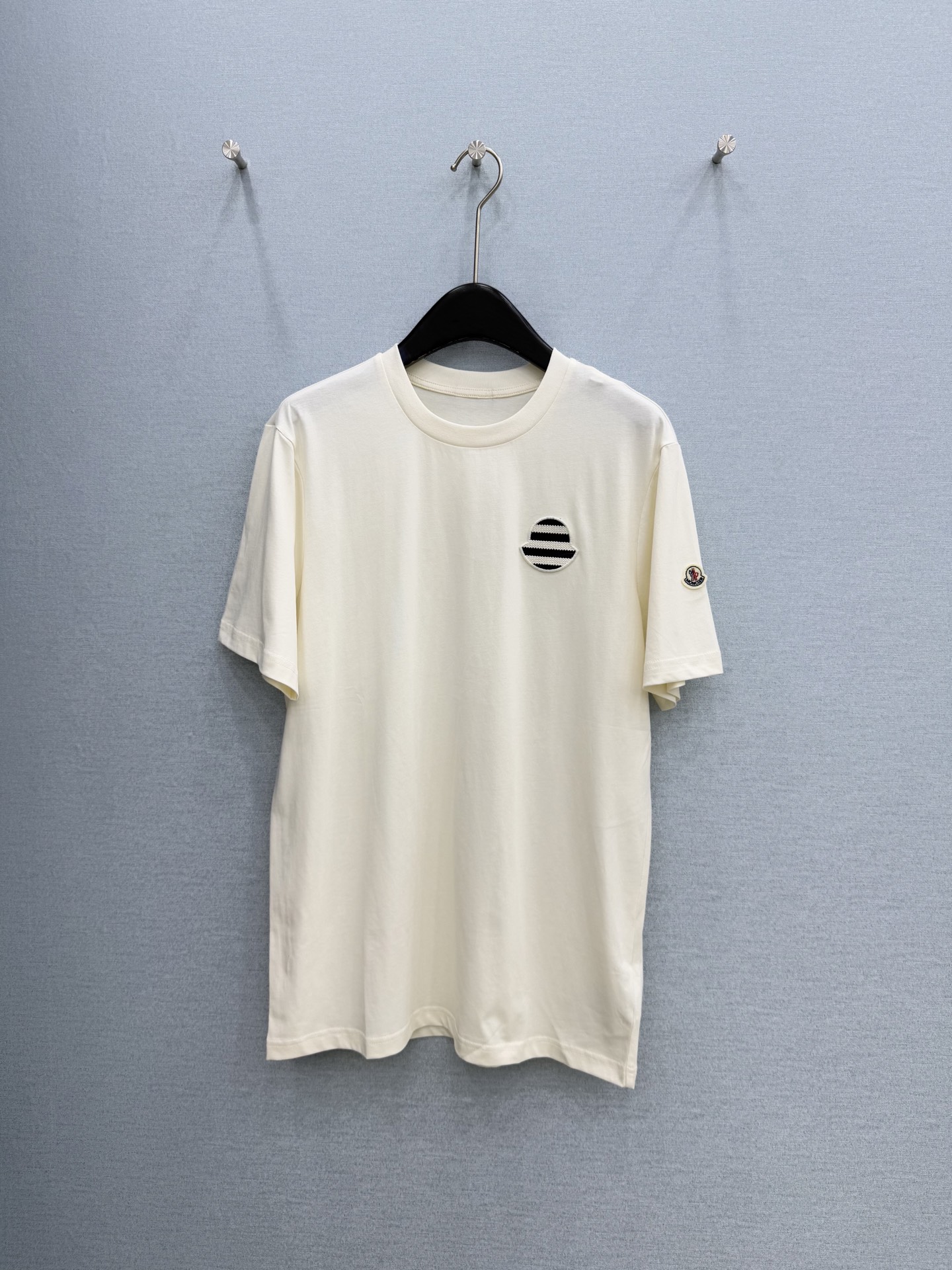 🛒𝐍𝐄𝐖 · 𝟐𝟎𝟐6/爆款现货原单品质 Mon*｜精致贴标刺绣短袖T恤高订面料 亲肤透气舒适标志性字母