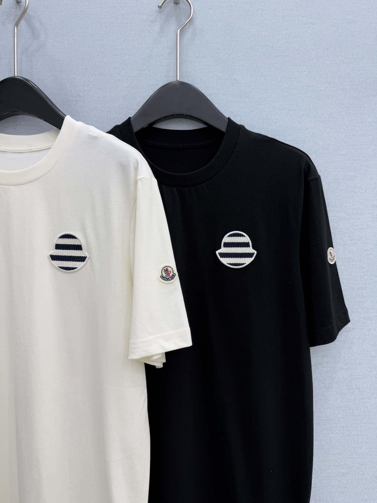 🛒𝐍𝐄𝐖 · 𝟐𝟎𝟐6/爆款现货原单品质 Mon*｜精致贴标刺绣短袖T恤高订面料 亲肤透气舒适标志性字母