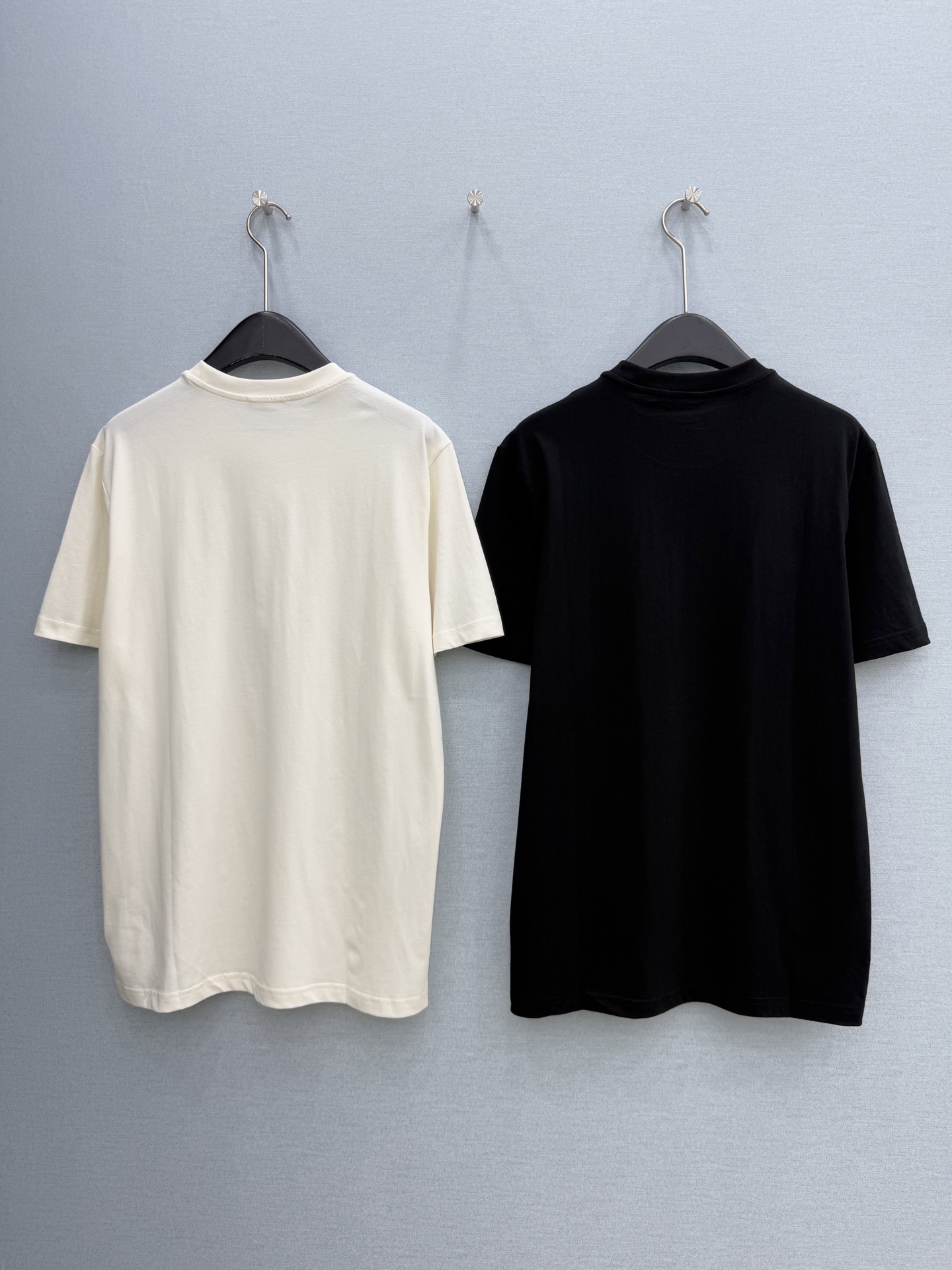 🛒𝐍𝐄𝐖 · 𝟐𝟎𝟐6/爆款现货原单品质 Mon*｜精致贴标刺绣短袖T恤高订面料 亲肤透气舒适标志性字母