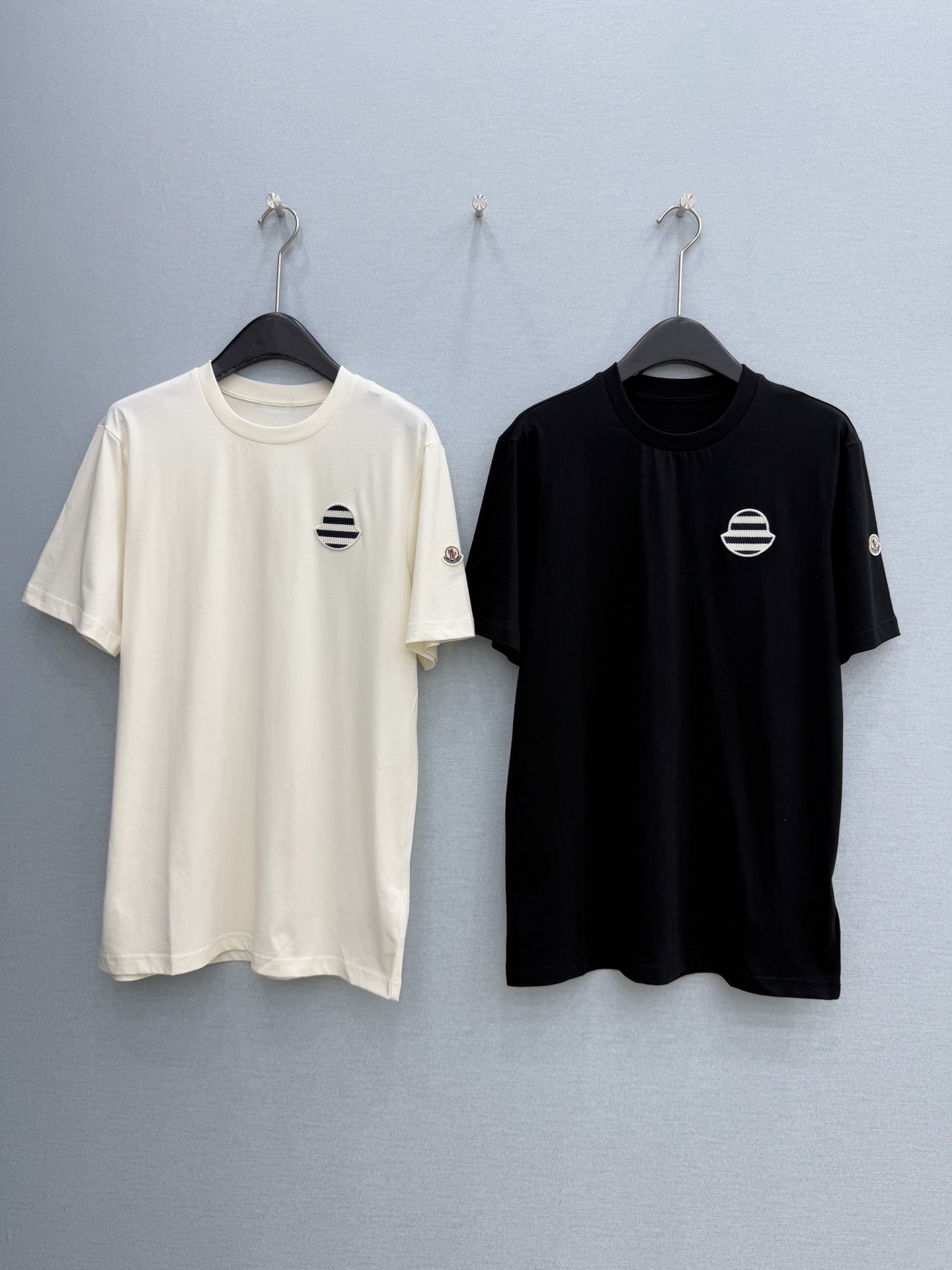 🛒𝐍𝐄𝐖 · 𝟐𝟎𝟐6/爆款现货原单品质 Mon*｜精致贴标刺绣短袖T恤高订面料 亲肤透气舒适标志性字母