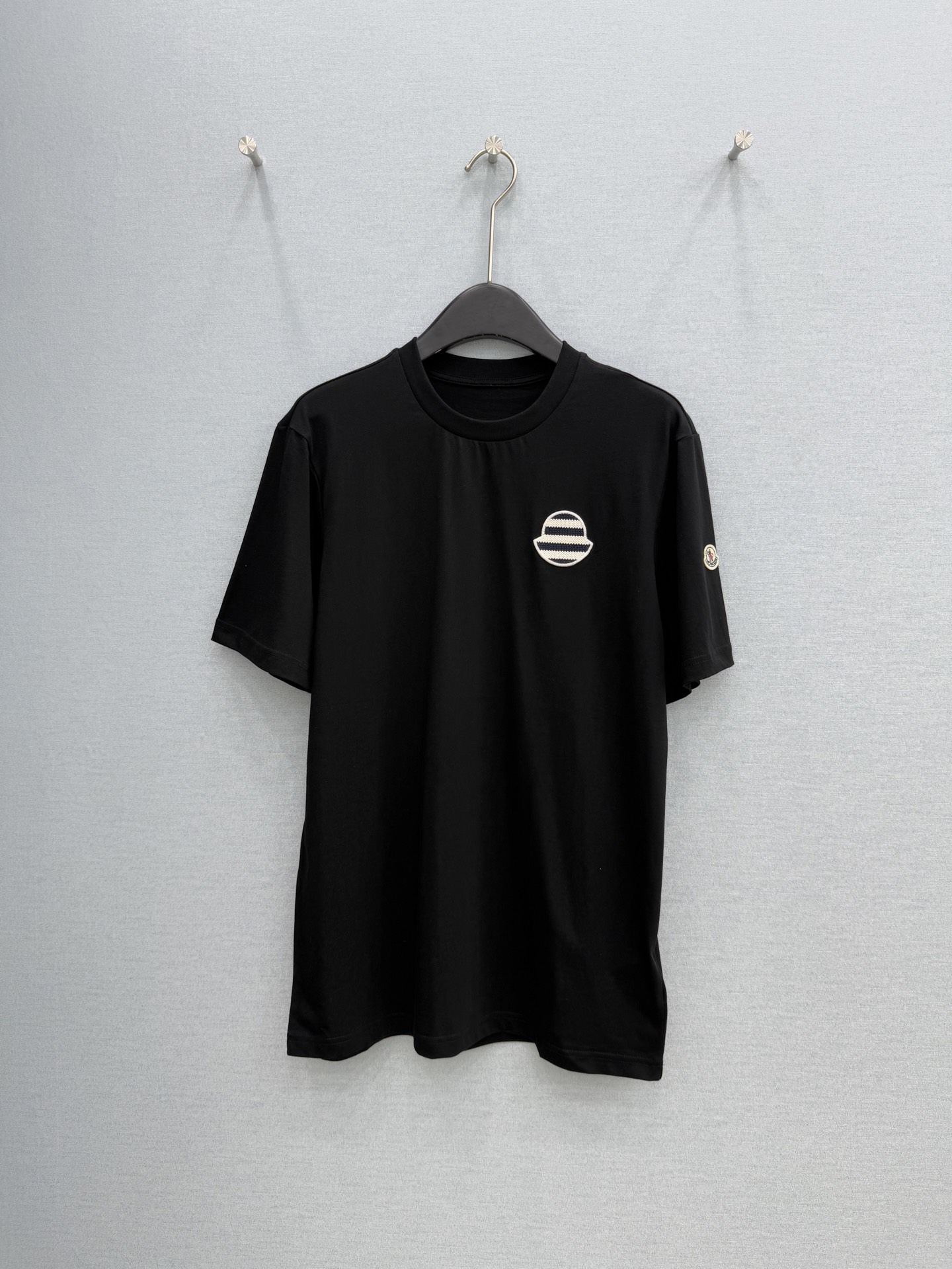 🛒𝐍𝐄𝐖 · 𝟐𝟎𝟐6/爆款现货原单品质 Mon*｜精致贴标刺绣短袖T恤高订面料 亲肤透气舒适标志性字母