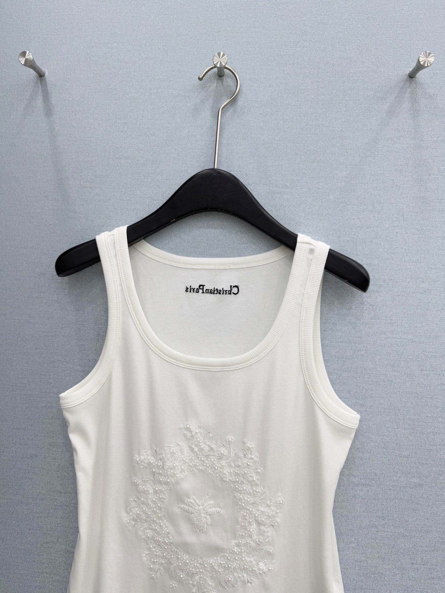 🛒𝐍𝐄𝐖 · 𝟐𝟎𝟐6/爆款现货设计师 原创｜2026新款重工订珠刺绣背心云感舒适的系列！上身的触感谁穿