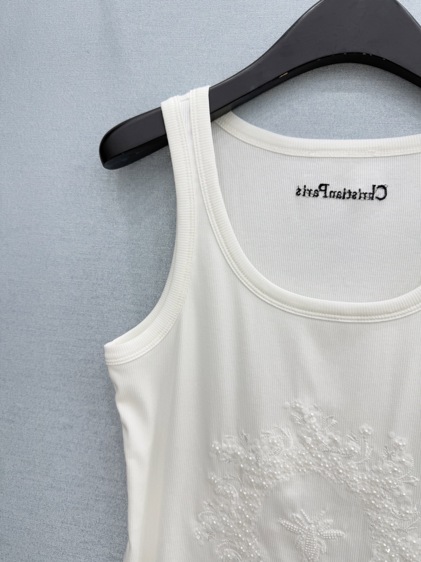 🛒𝐍𝐄𝐖 · 𝟐𝟎𝟐6/爆款现货设计师 原创｜2026新款重工订珠刺绣背心云感舒适的系列！上身的触感谁穿