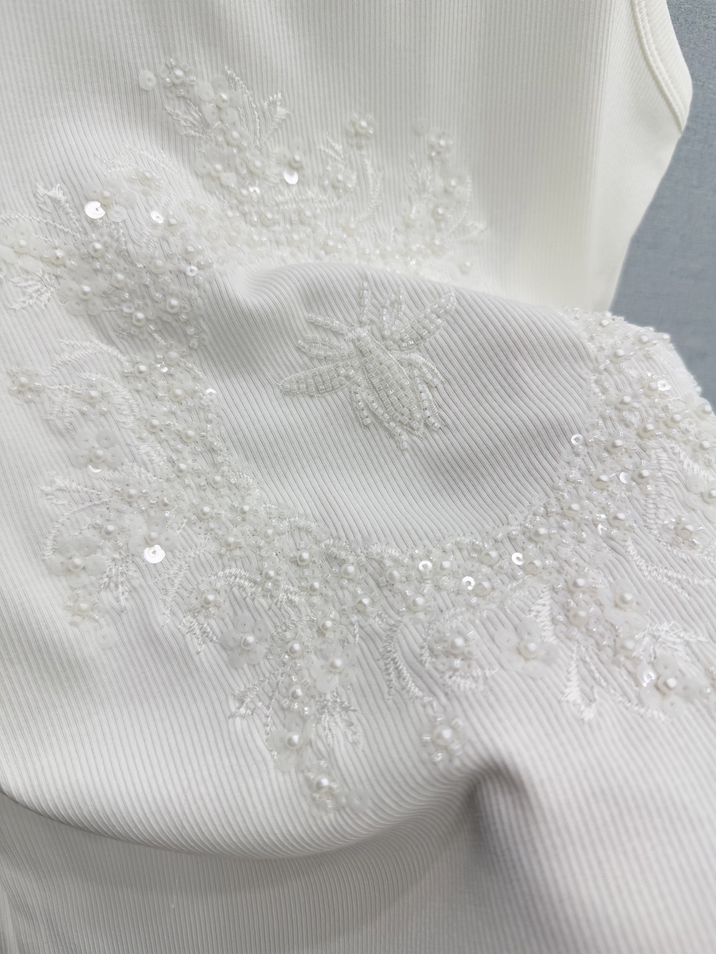 🛒𝐍𝐄𝐖 · 𝟐𝟎𝟐6/爆款现货设计师 原创｜2026新款重工订珠刺绣背心云感舒适的系列！上身的触感谁穿