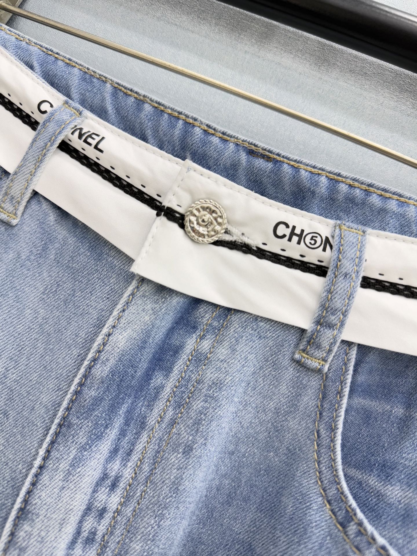 🛒𝐍𝐄𝐖 · 𝟐𝟎𝟐6/爆款现货原单品质 原创｜26新款小香风山茶花水印织带拼接来赛尔牛仔裤渐变色 包容