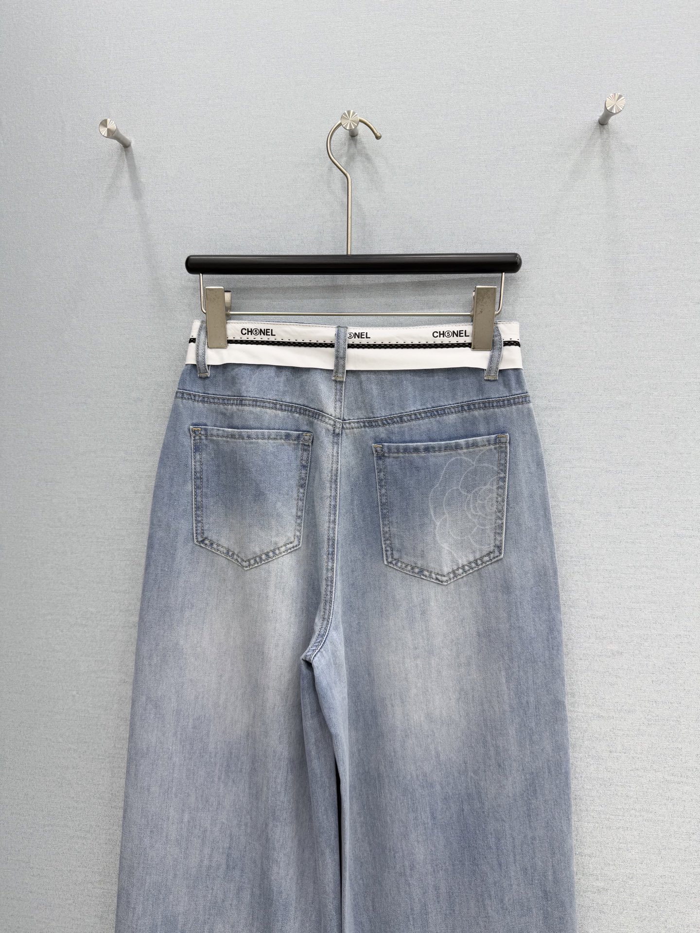 🛒𝐍𝐄𝐖 · 𝟐𝟎𝟐6/爆款现货原单品质 原创｜26新款小香风山茶花水印织带拼接来赛尔牛仔裤渐变色 包容