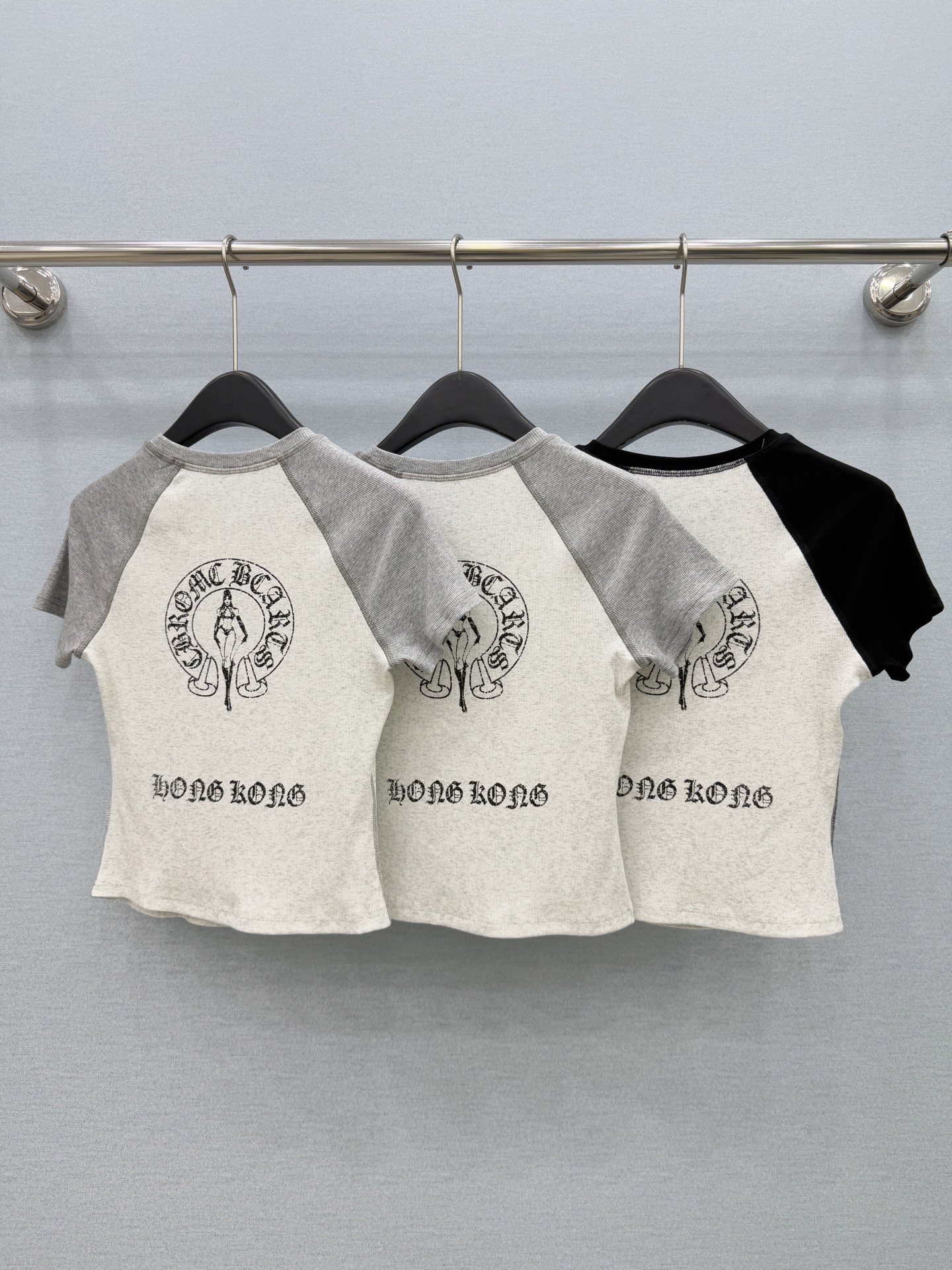 🛒𝐍𝐄𝐖 · 𝟐𝟎𝟐6/爆款现货【春夏上新】设计师｜高版插肩袖印花休闲套装|插肩袖撞色短款T恤，修身显瘦