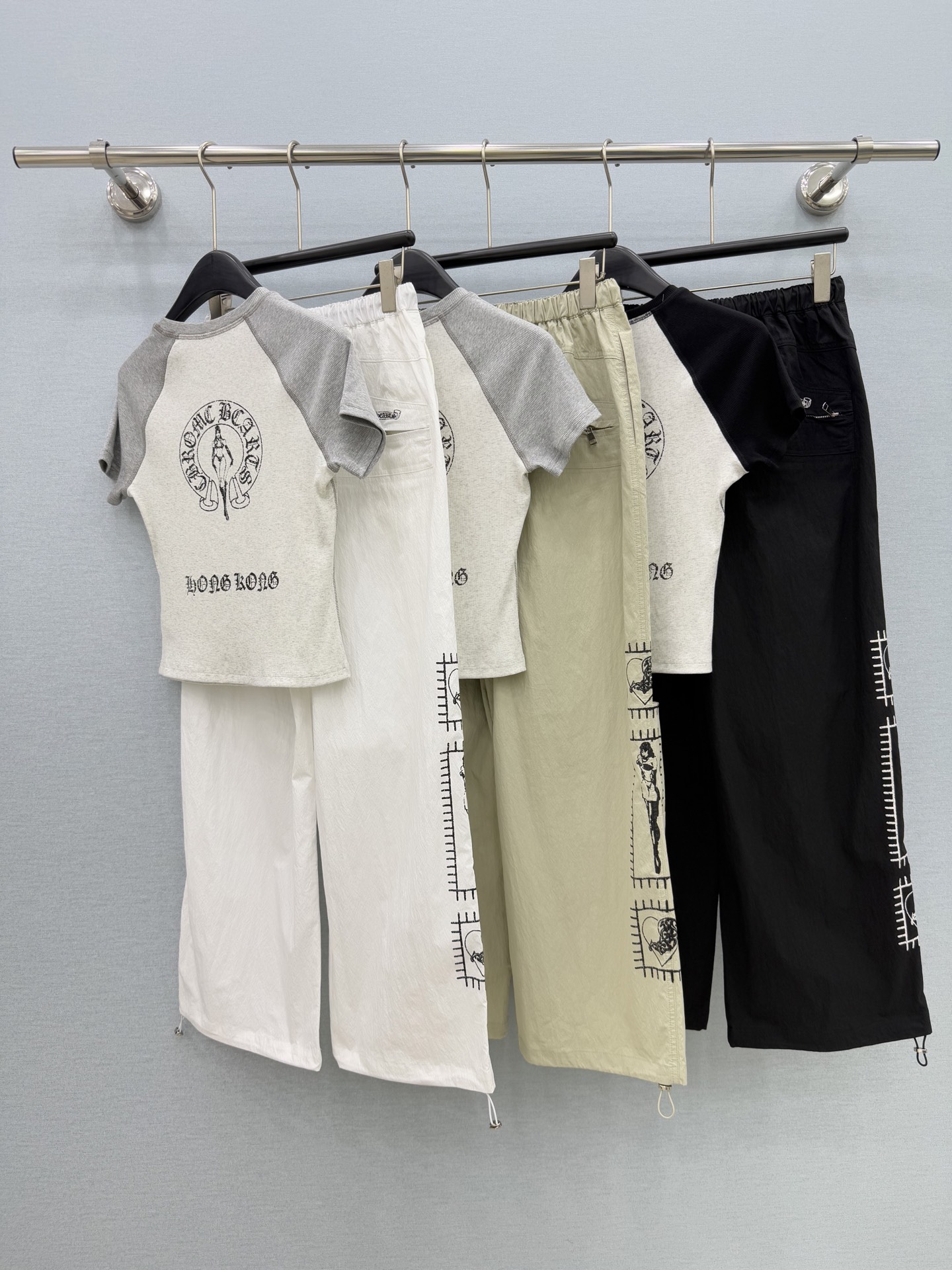 🛒𝐍𝐄𝐖 · 𝟐𝟎𝟐6/爆款现货【春夏上新】设计师｜高版插肩袖印花休闲套装|插肩袖撞色短款T恤，修身显瘦