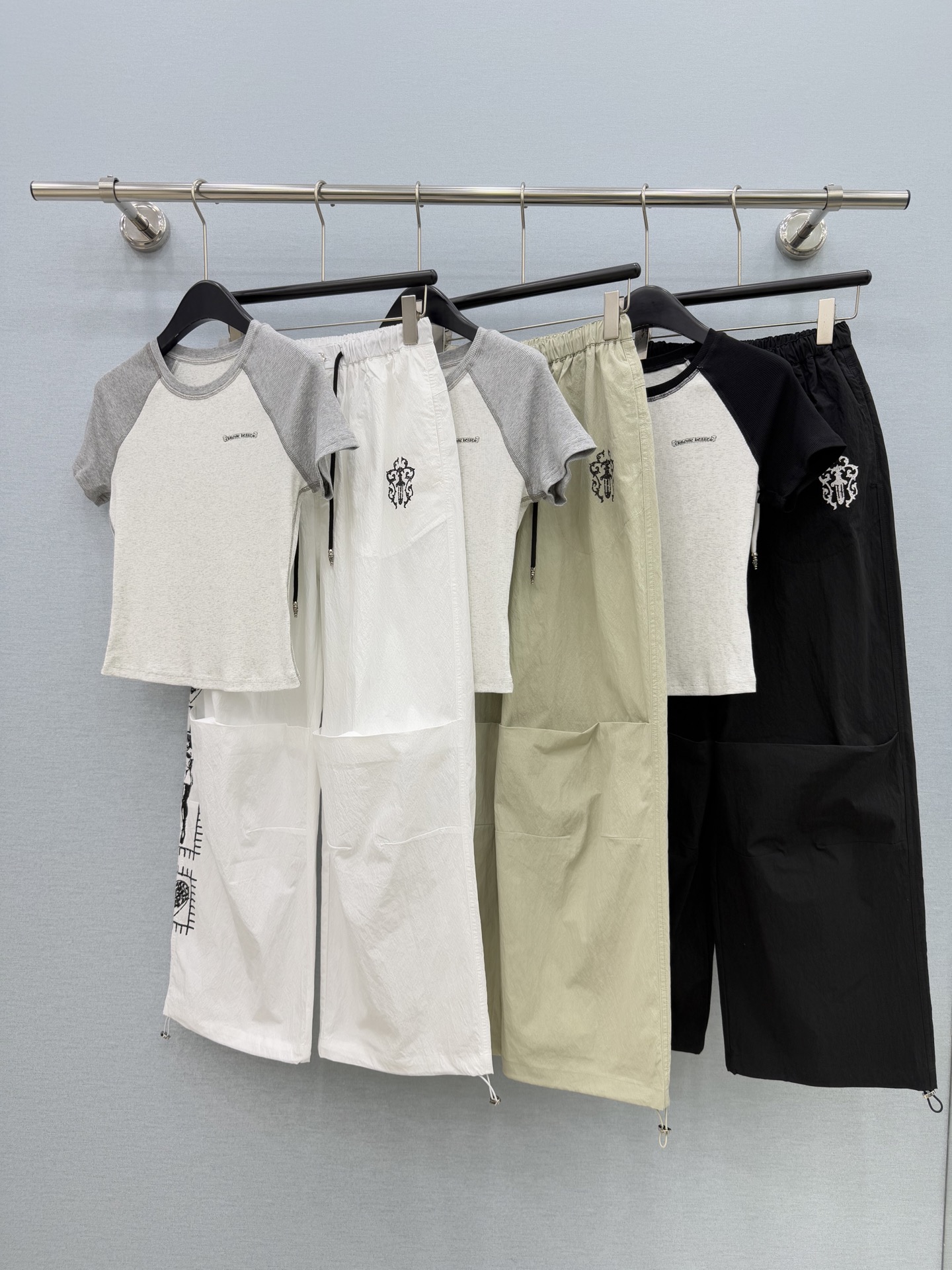 🛒𝐍𝐄𝐖 · 𝟐𝟎𝟐6/爆款现货【春夏上新】设计师｜高版插肩袖印花休闲套装|插肩袖撞色短款T恤，修身显瘦