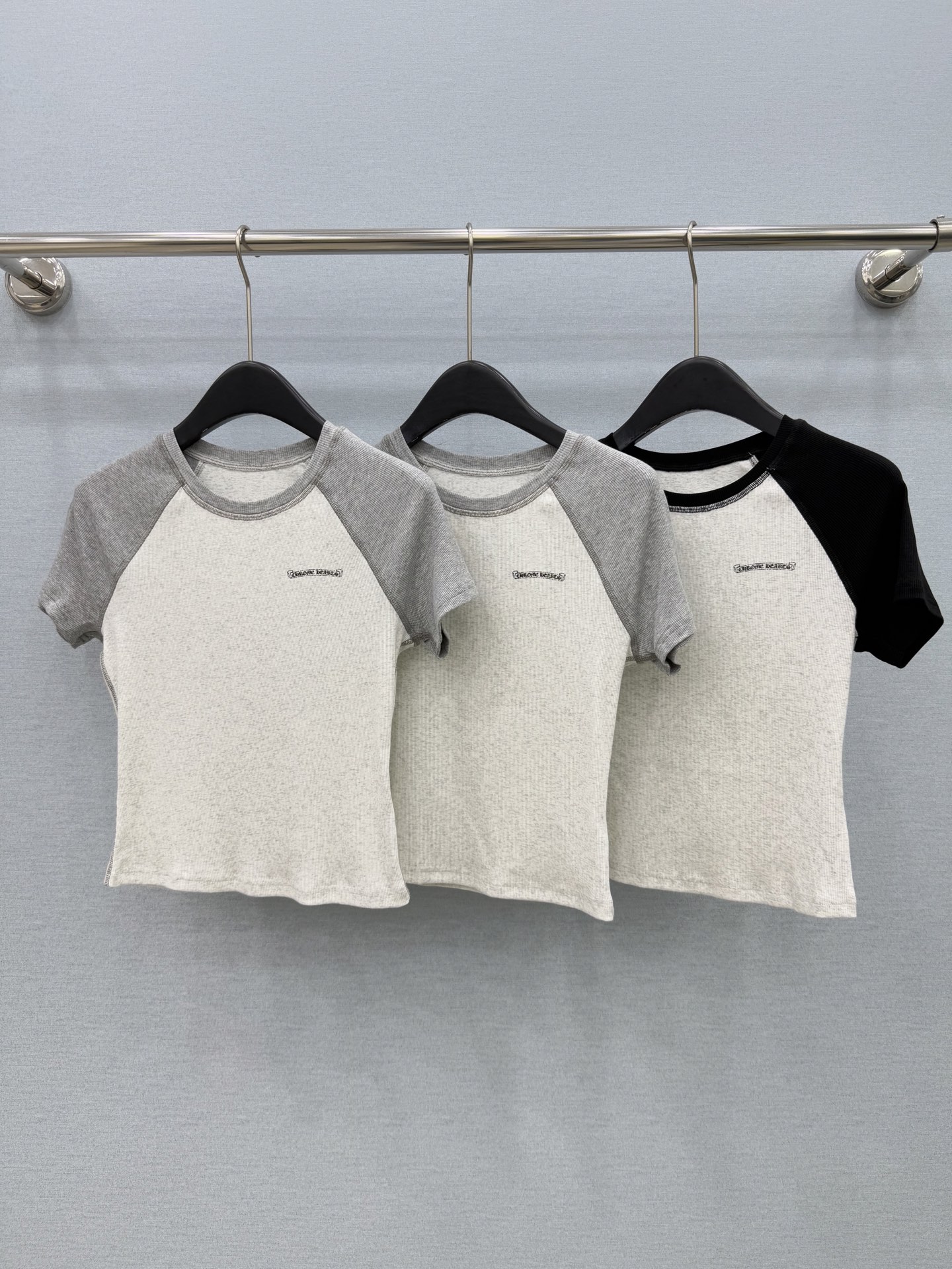 🛒𝐍𝐄𝐖 · 𝟐𝟎𝟐6/爆款现货【春夏上新】设计师｜高版插肩袖印花休闲套装|插肩袖撞色短款T恤，修身显瘦