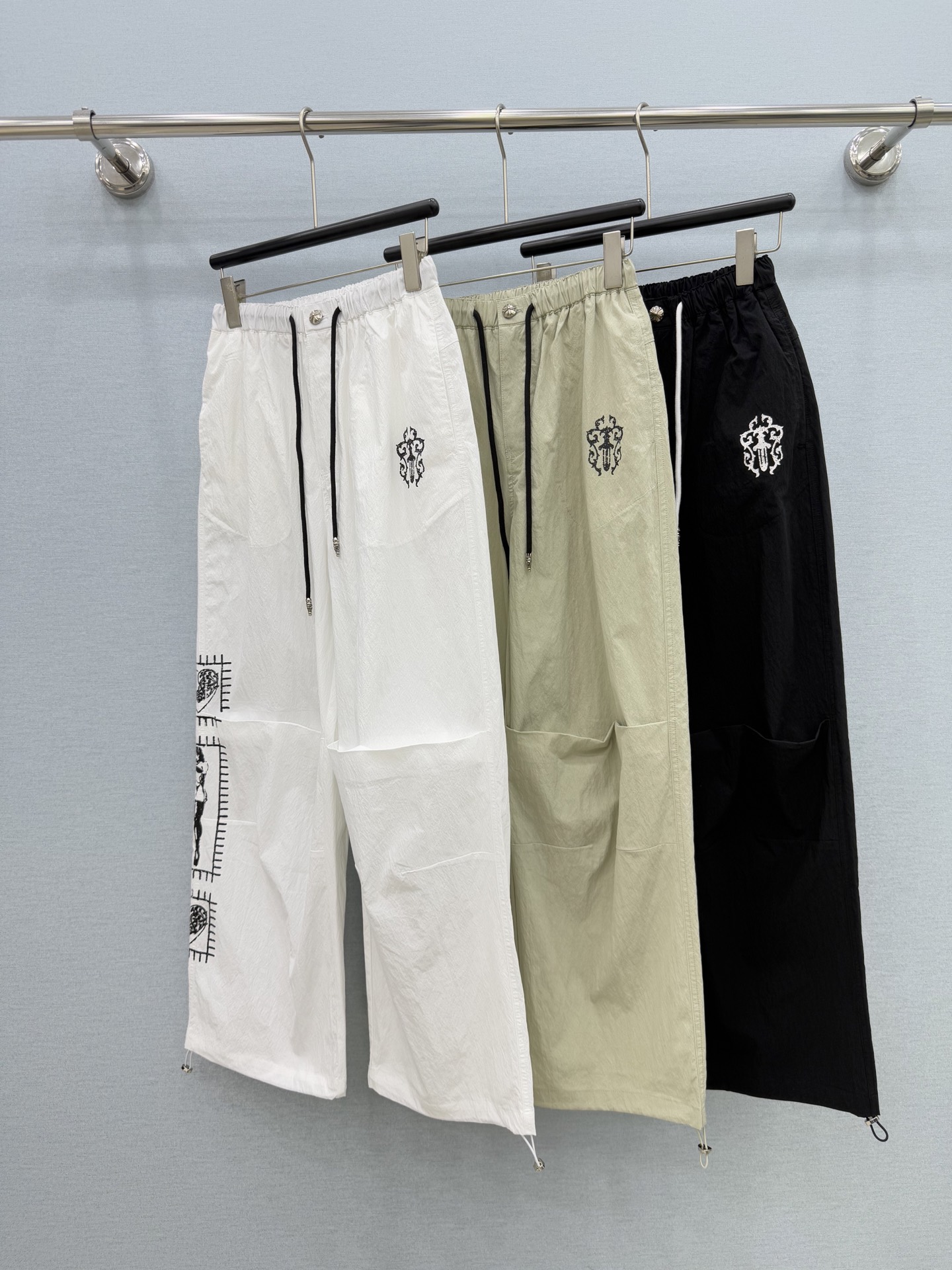 🛒𝐍𝐄𝐖 · 𝟐𝟎𝟐6/爆款现货【春夏上新】设计师｜高版插肩袖印花休闲套装|插肩袖撞色短款T恤，修身显瘦