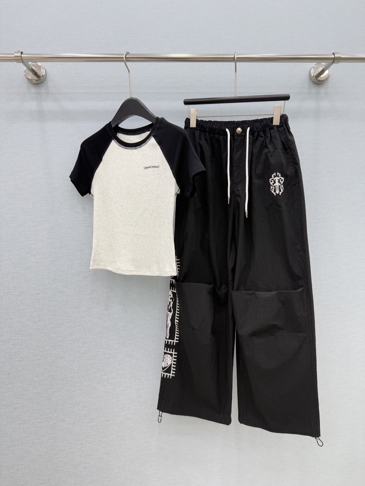 🛒𝐍𝐄𝐖 · 𝟐𝟎𝟐6/爆款现货【春夏上新】设计师｜高版插肩袖印花休闲套装|插肩袖撞色短款T恤，修身显瘦