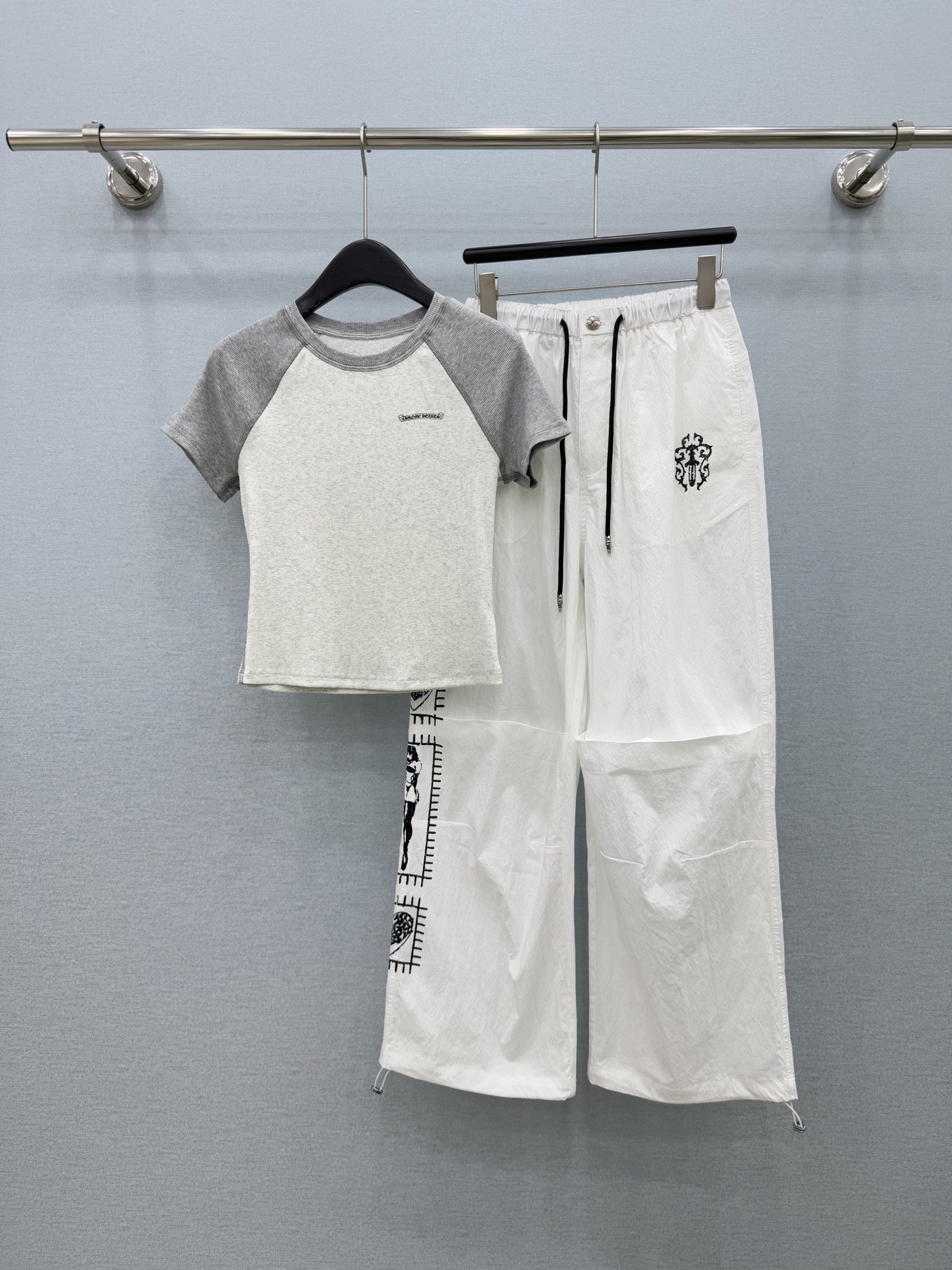 🛒𝐍𝐄𝐖 · 𝟐𝟎𝟐6/爆款现货【春夏上新】设计师｜高版插肩袖印花休闲套装|插肩袖撞色短款T恤，修身显瘦