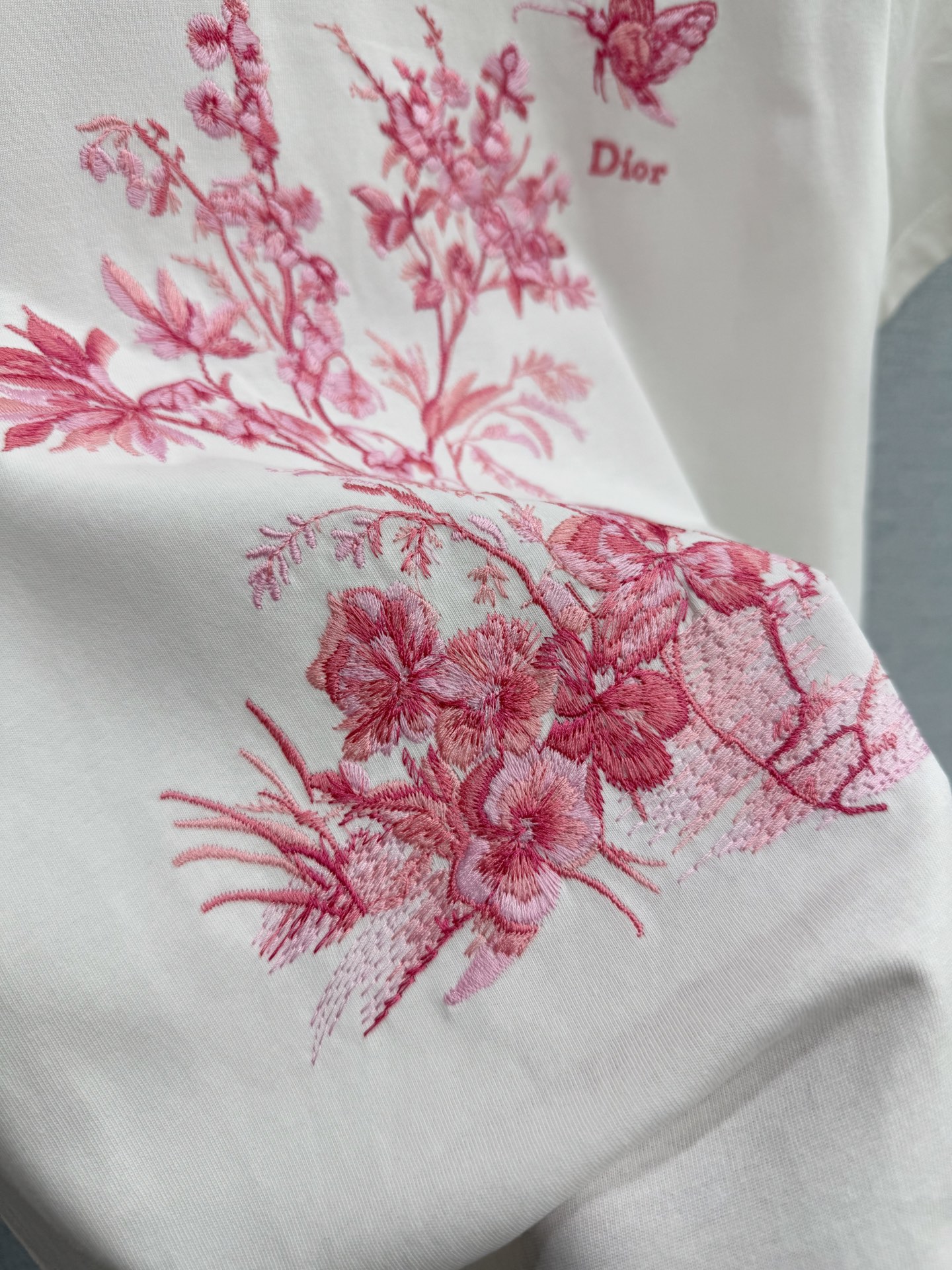 🛒𝐍𝐄𝐖 · 𝟐𝟎𝟐6/爆款现货【春夏上新】 Di*｜2026新款刺绣T恤高订面料，百搭版型 ，上身的触