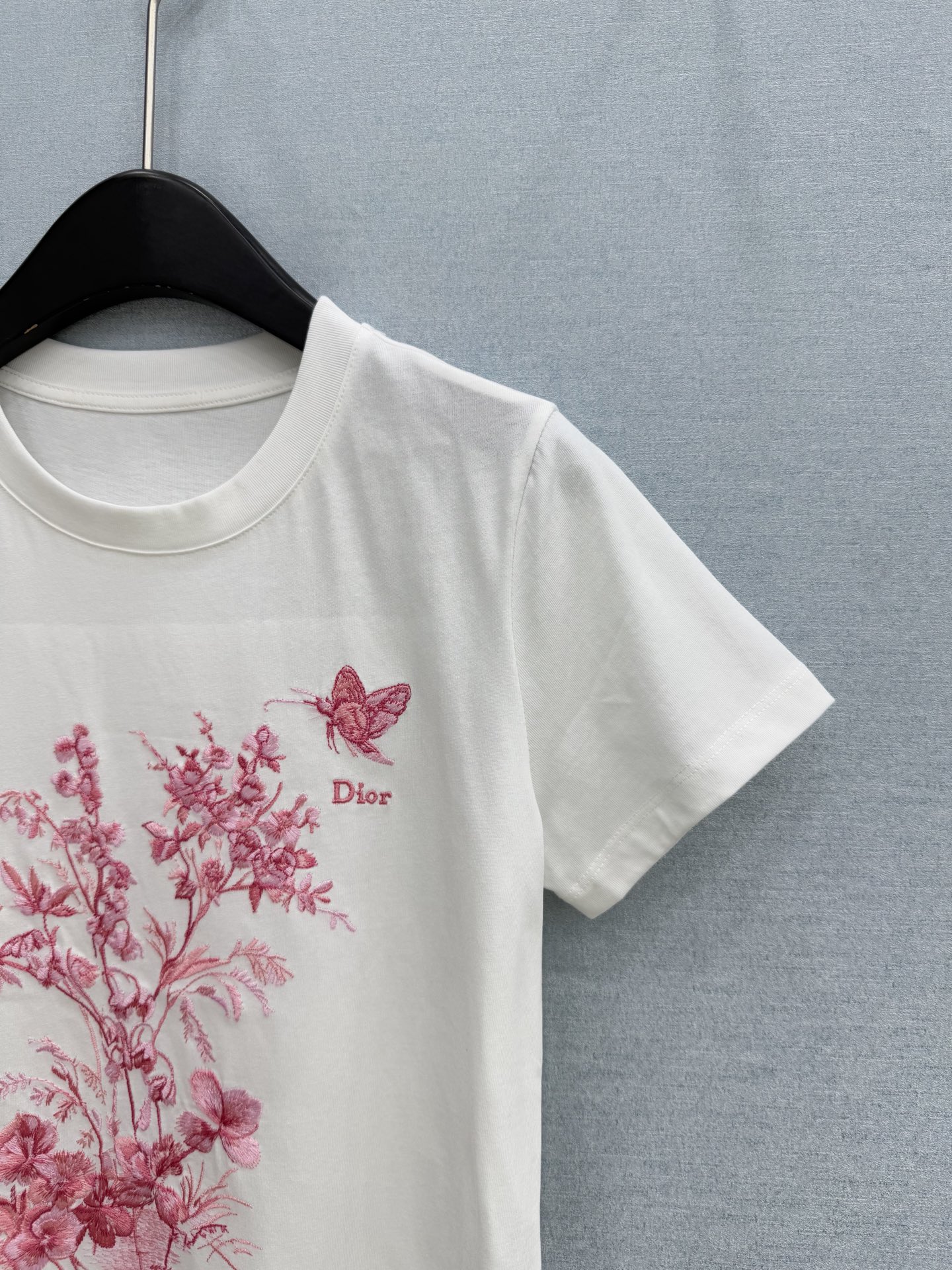 🛒𝐍𝐄𝐖 · 𝟐𝟎𝟐6/爆款现货【春夏上新】 Di*｜2026新款刺绣T恤高订面料，百搭版型 ，上身的触