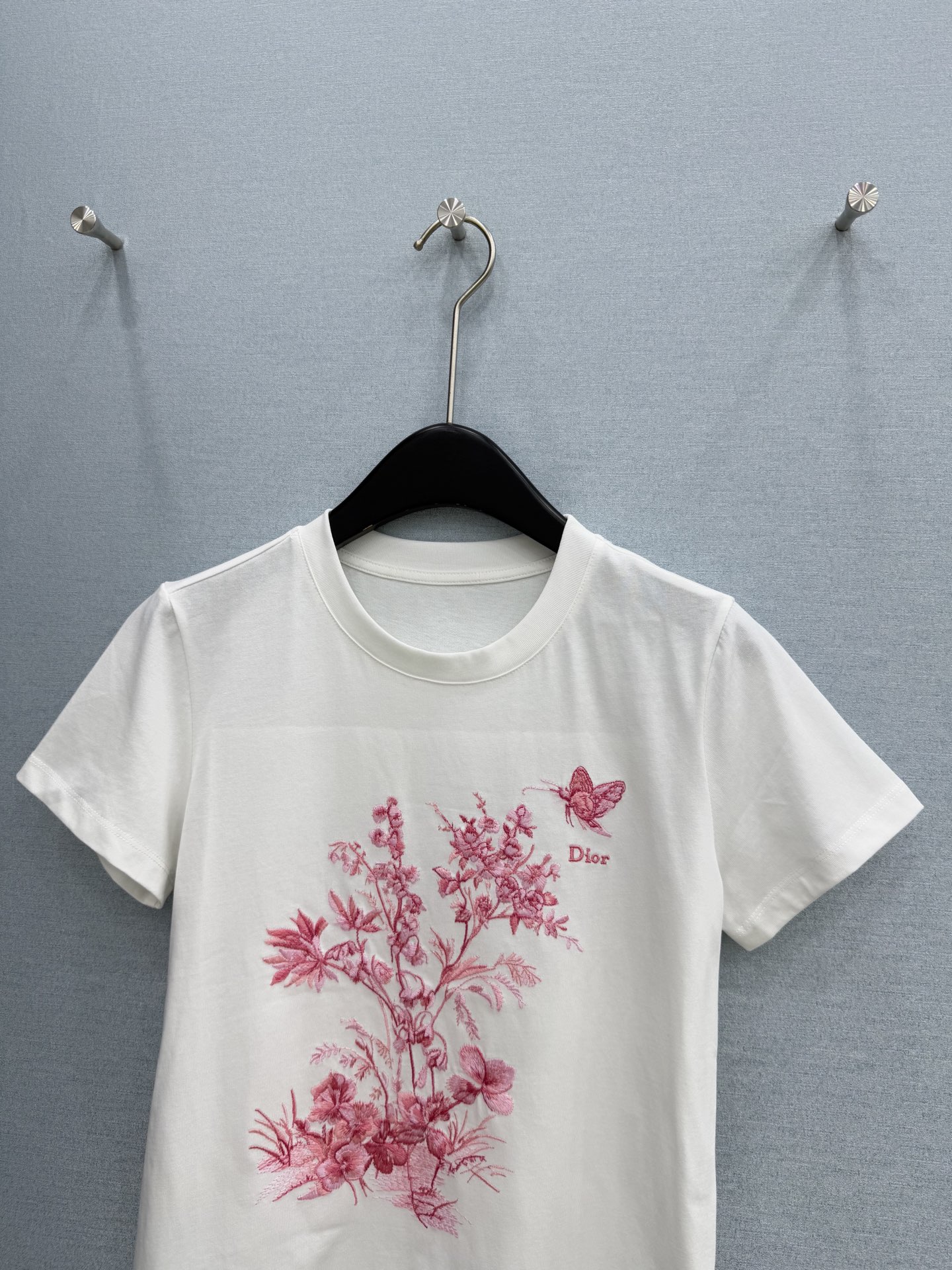 🛒𝐍𝐄𝐖 · 𝟐𝟎𝟐6/爆款现货【春夏上新】 Di*｜2026新款刺绣T恤高订面料，百搭版型 ，上身的触