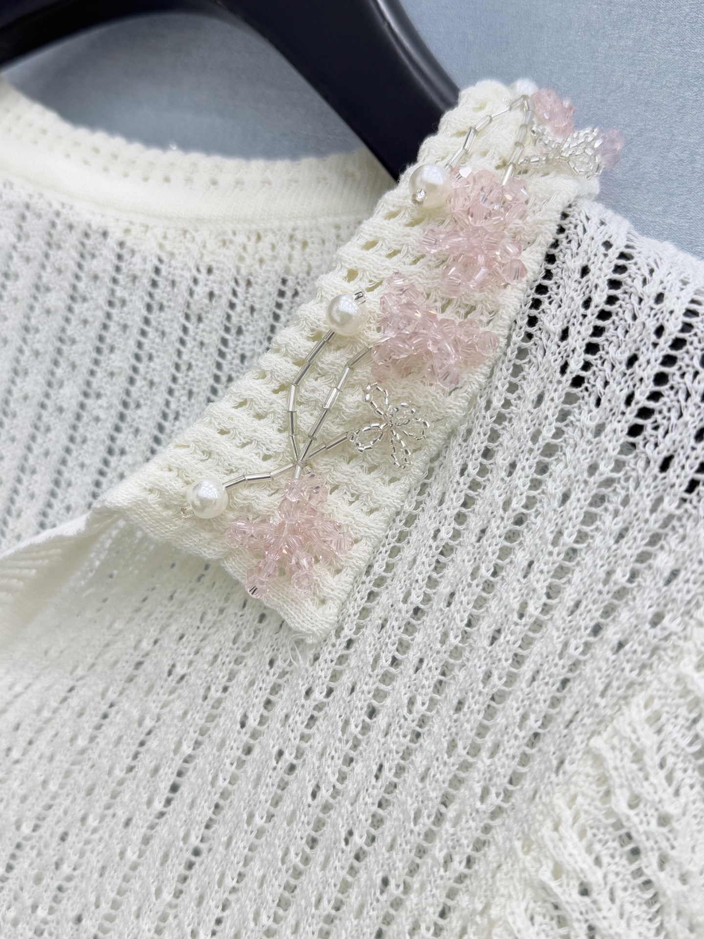 🛒𝐍𝐄𝐖 · 𝟐𝟎𝟐6/爆款现货设计师 小众｜26新品重工订珠针织衫王炸单品，精致常规版型上身巨显瘦！定