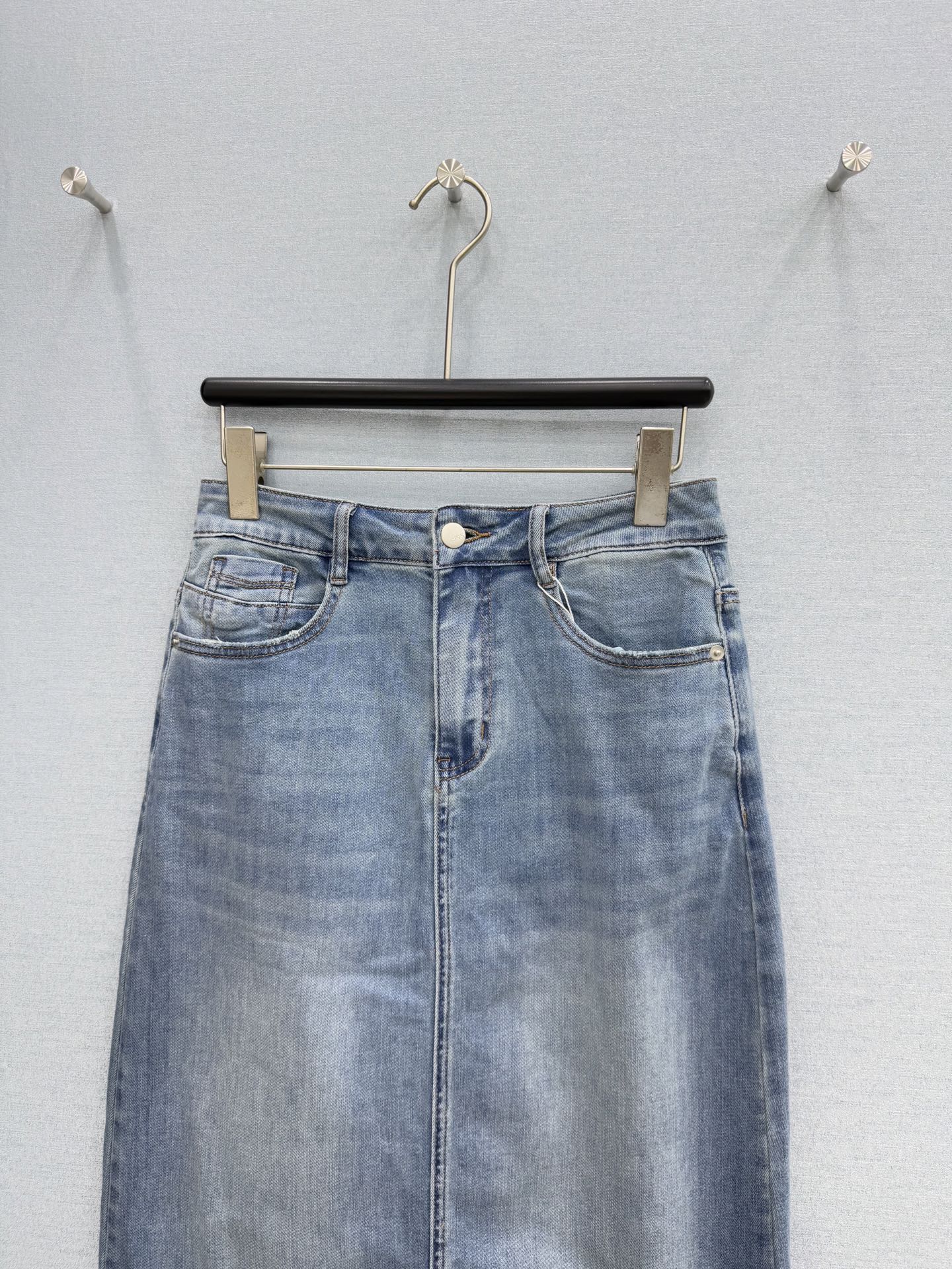 🛒𝐍𝐄𝐖 · 𝟐𝟎𝟐6/爆款现货设计师 原创｜26经典倒三角牛仔半裙 高订面料质感挺阔 百搭舒适洗水色系